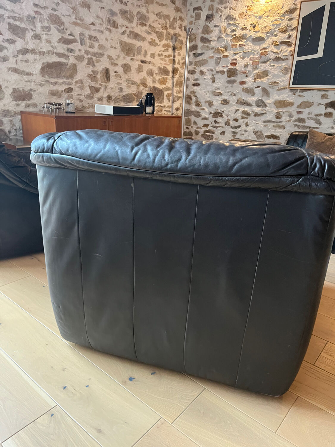Pair of black leather armchairs from the 80s