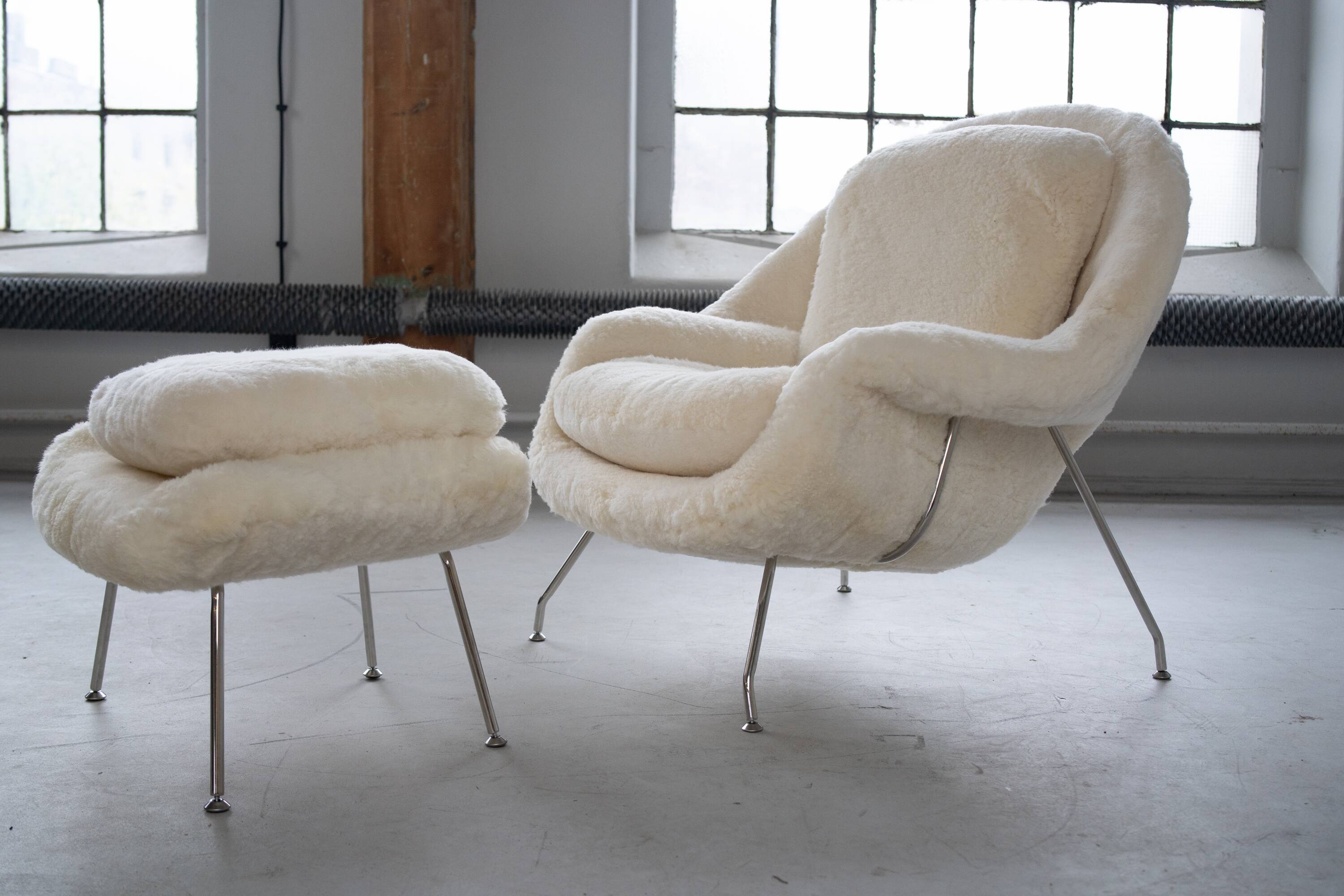 Womb Chair and Ottoman in fluffy white fabric by Eero Saarinen