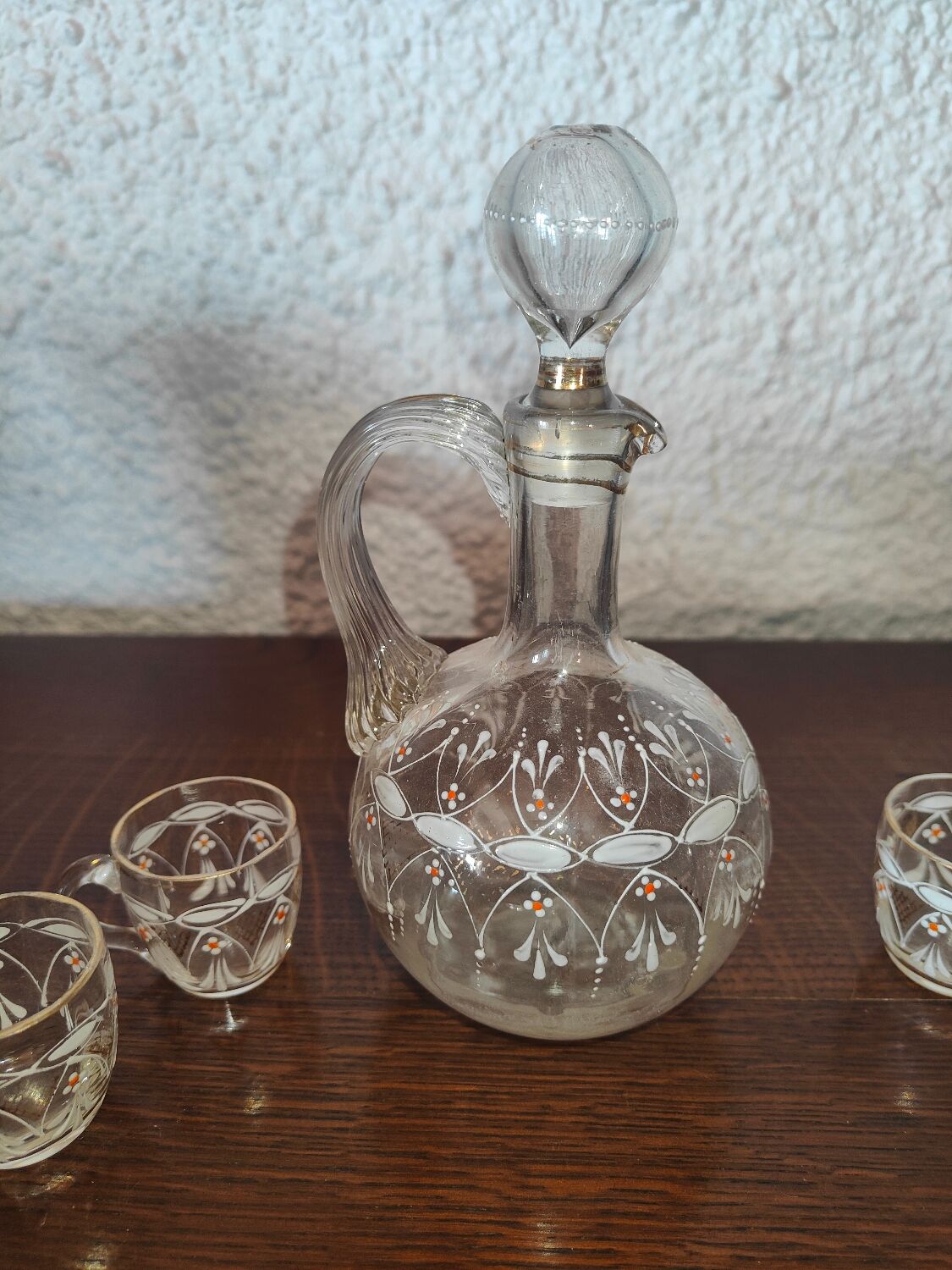 Service à liqueur en verre émaillé de blanc et de orange