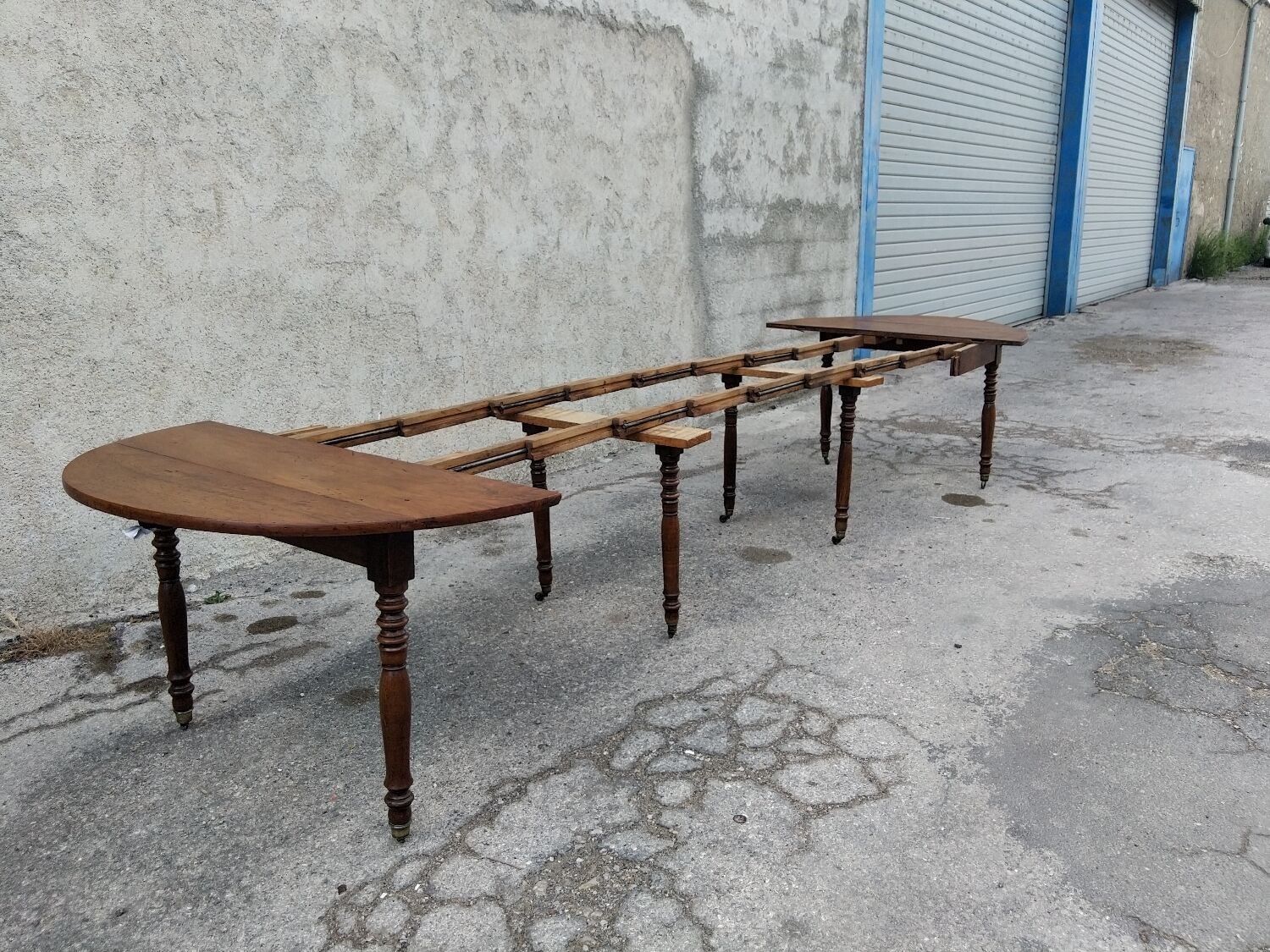 Extending table with 8 legs