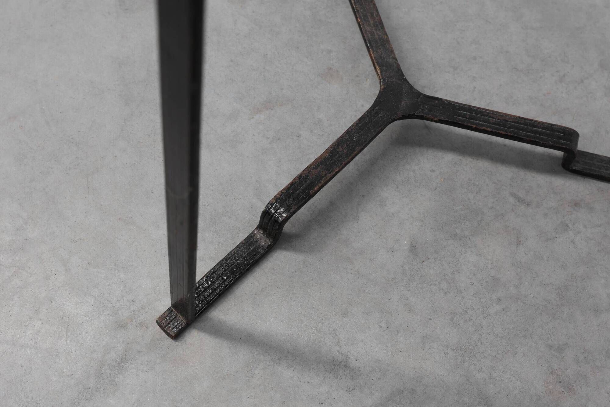 Table d'appoint Art Nouveau en métal et cuivre dans le style de Gustave Serrurier-Bovy