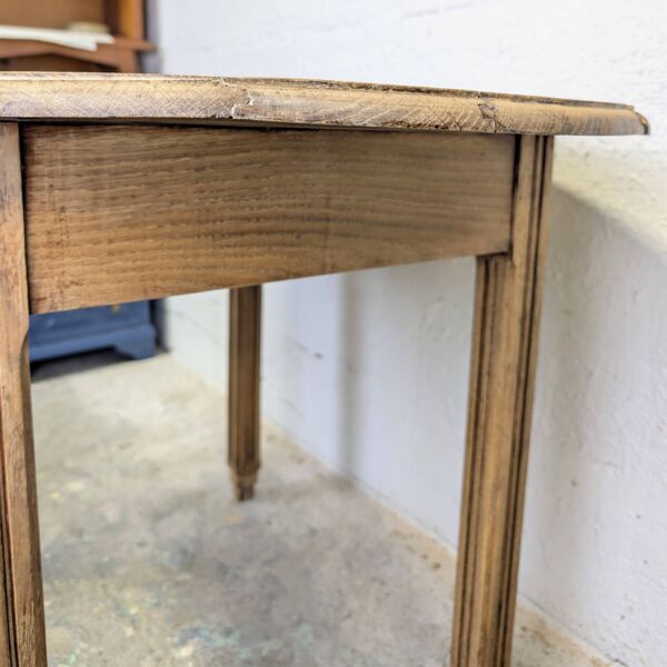 Ancienne table ovale en chêne massif