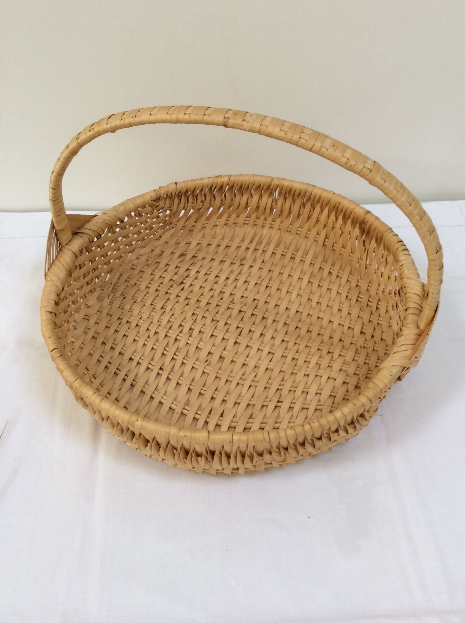 Round basket with loop wicker raffia 60s