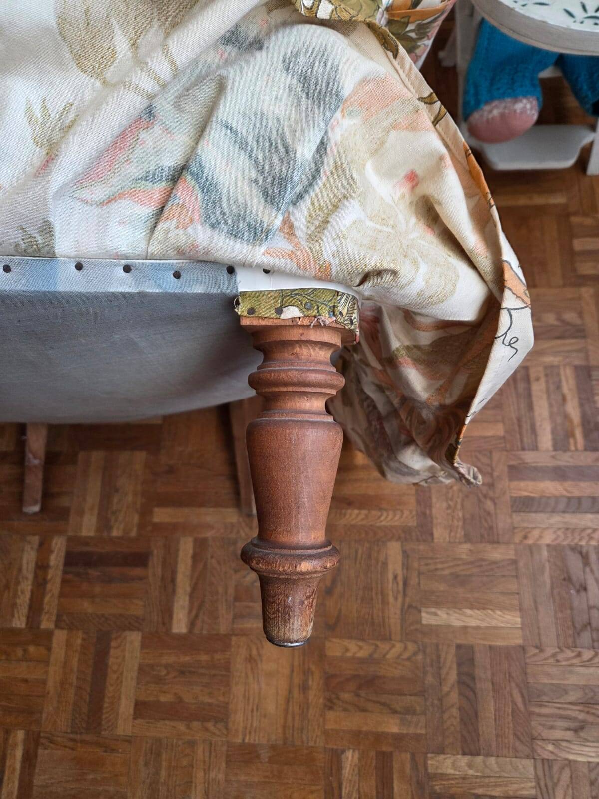 Sale of 2 crapaud armchairs.