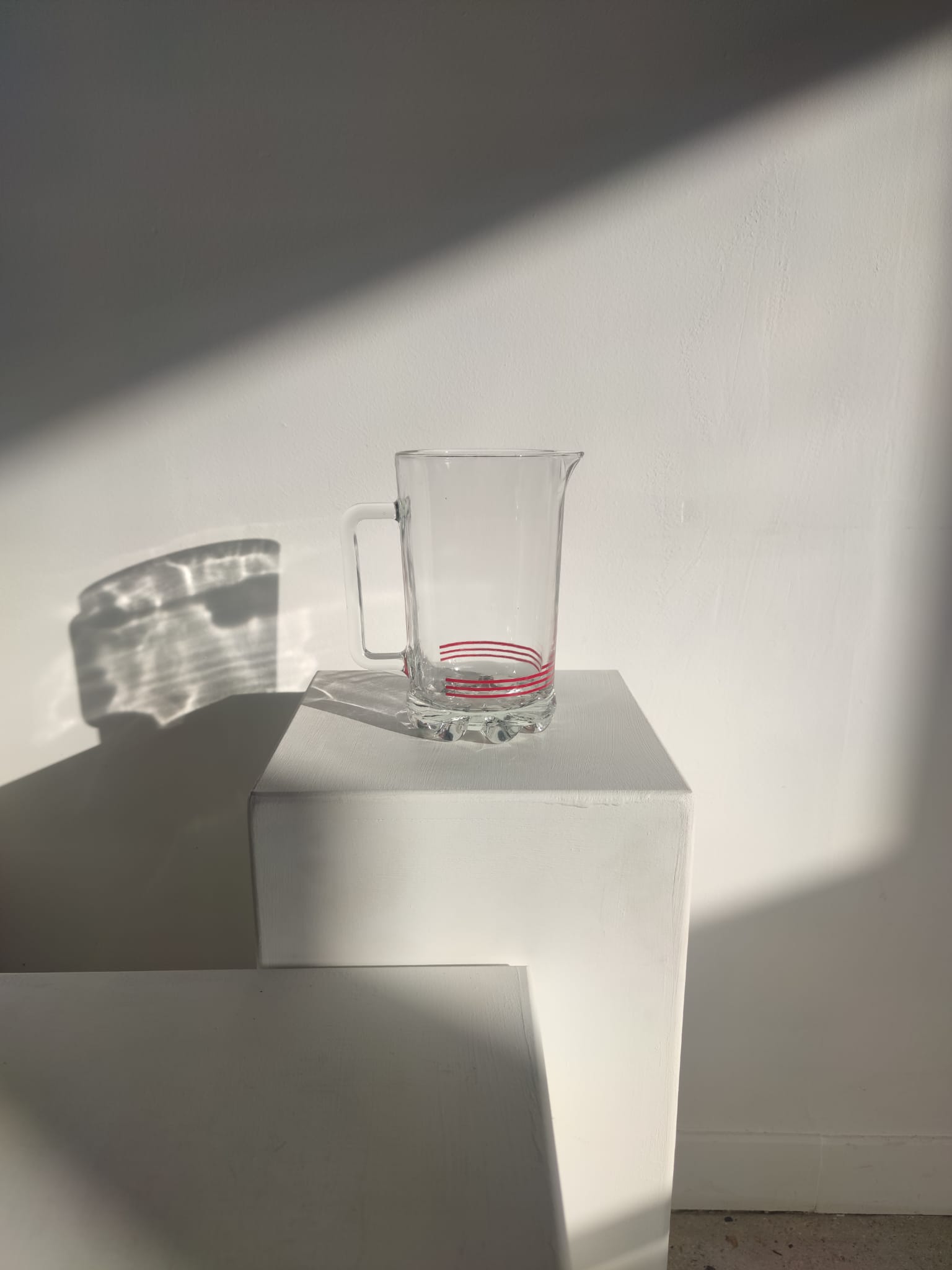 Pichet à orangeade italien vintage en verre à rayures rouges