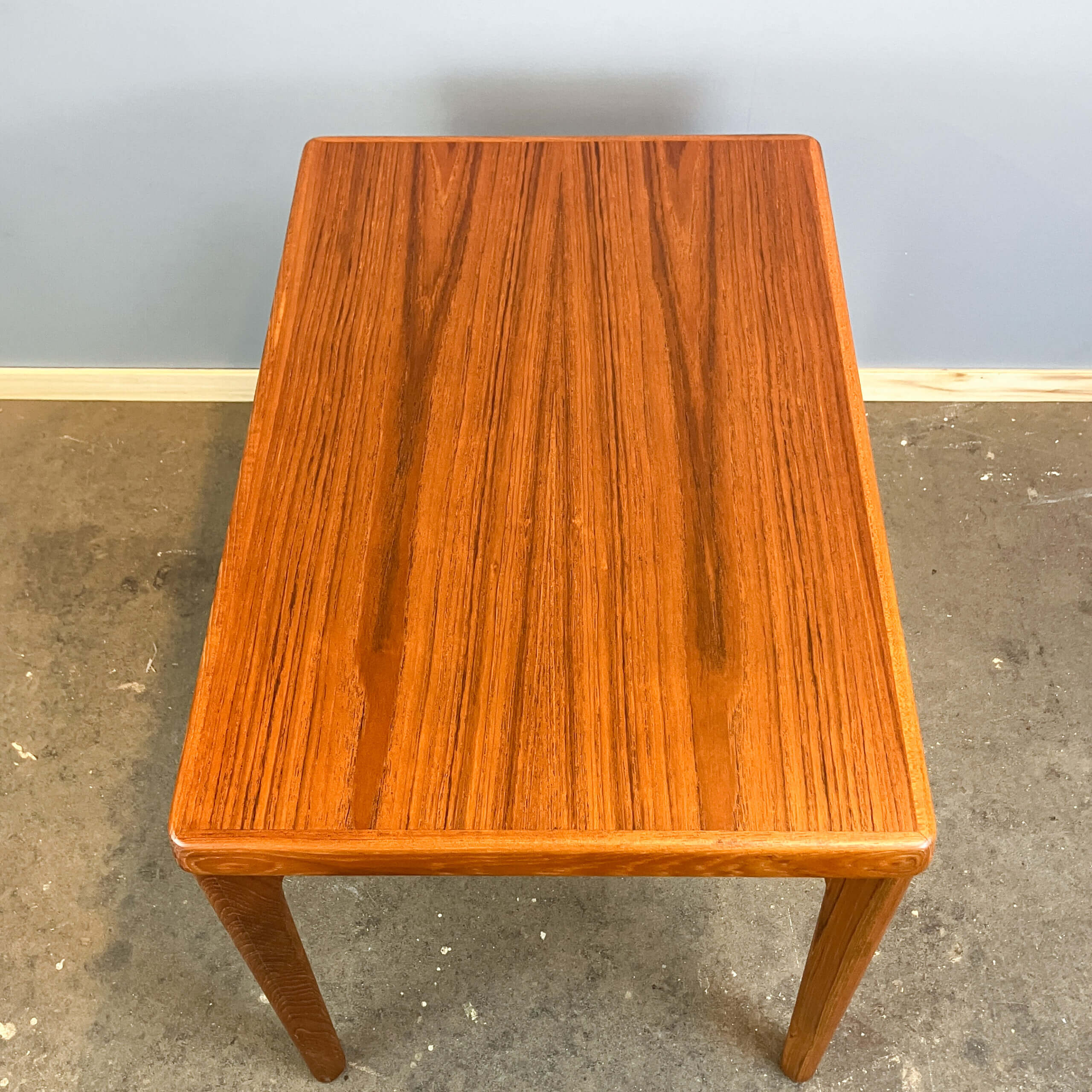 Table d'appoint par Henning Kjaernulf pour Vejle Stole- & Møbelfabrik, teck, années 1960.