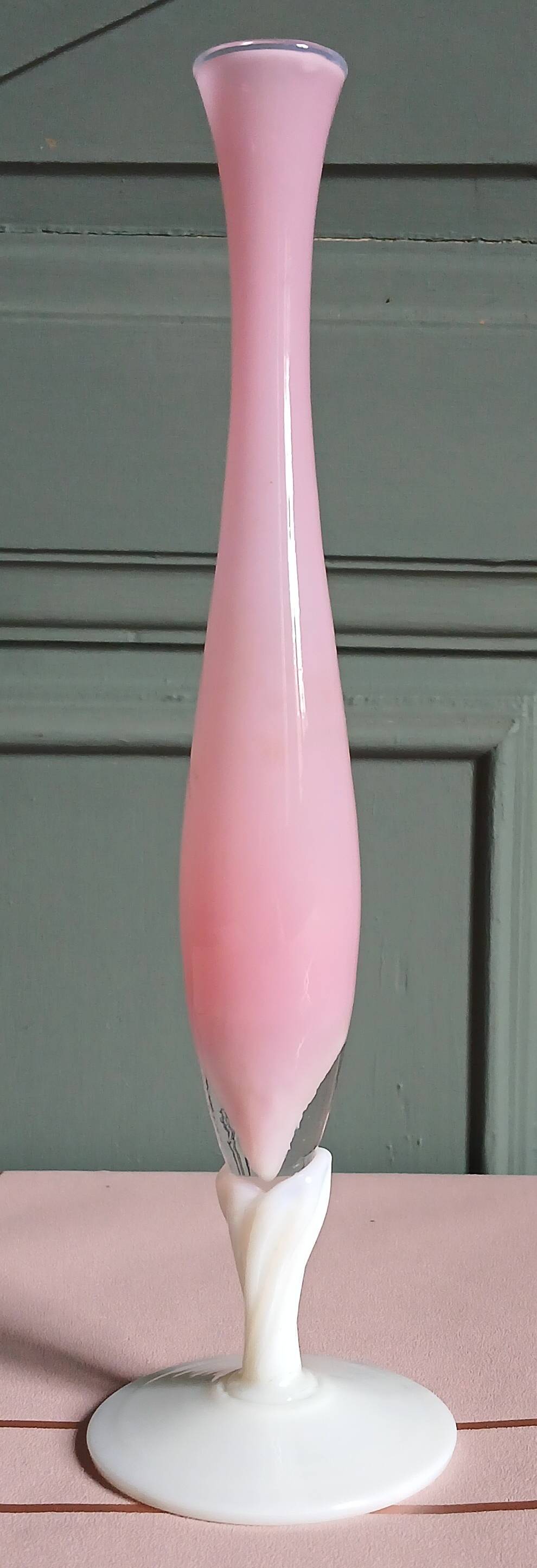Soliflore en opaline soufflée rose. Italie vers 1960