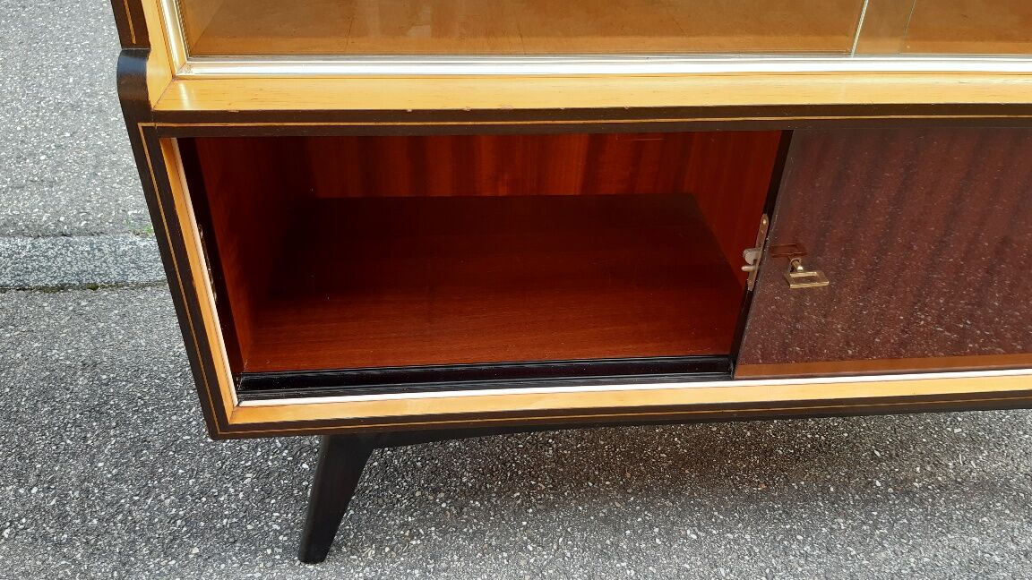Vintage showcase library