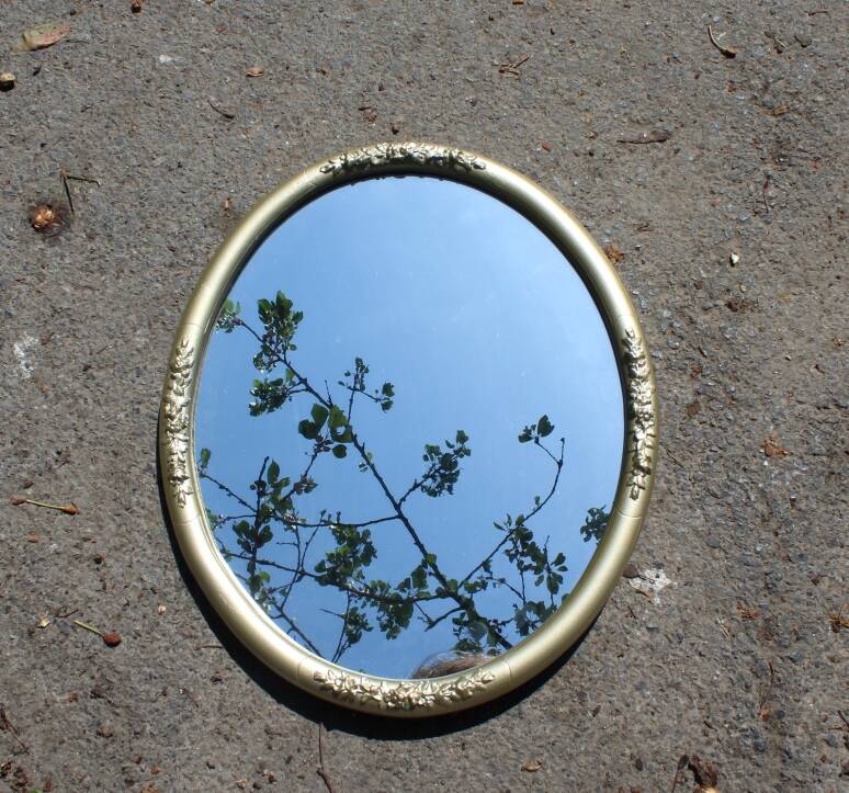 Miroir ovale fleurs sculptées doré