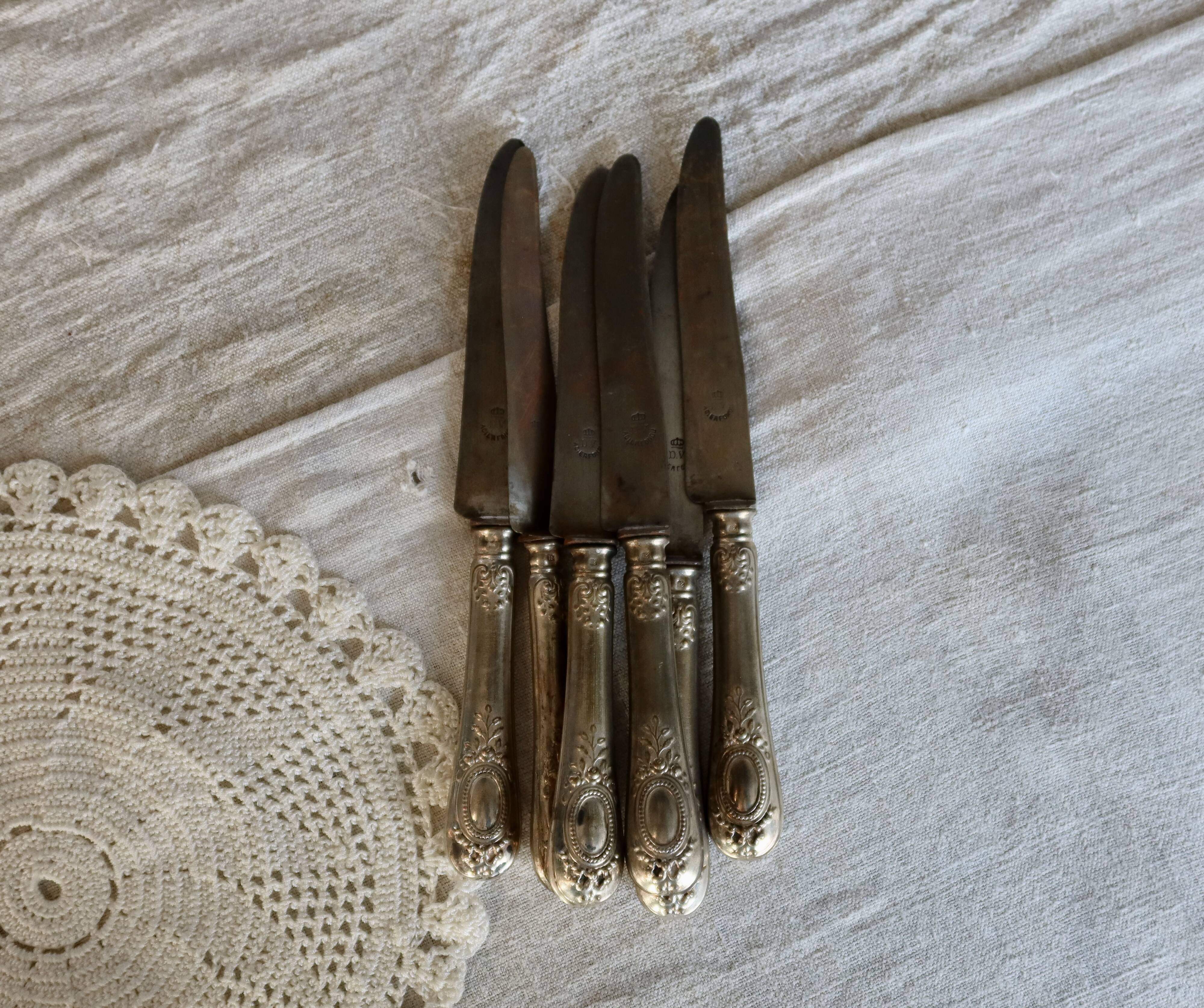 6 antique metal knives - Handles decorated with cartouches and scrolls