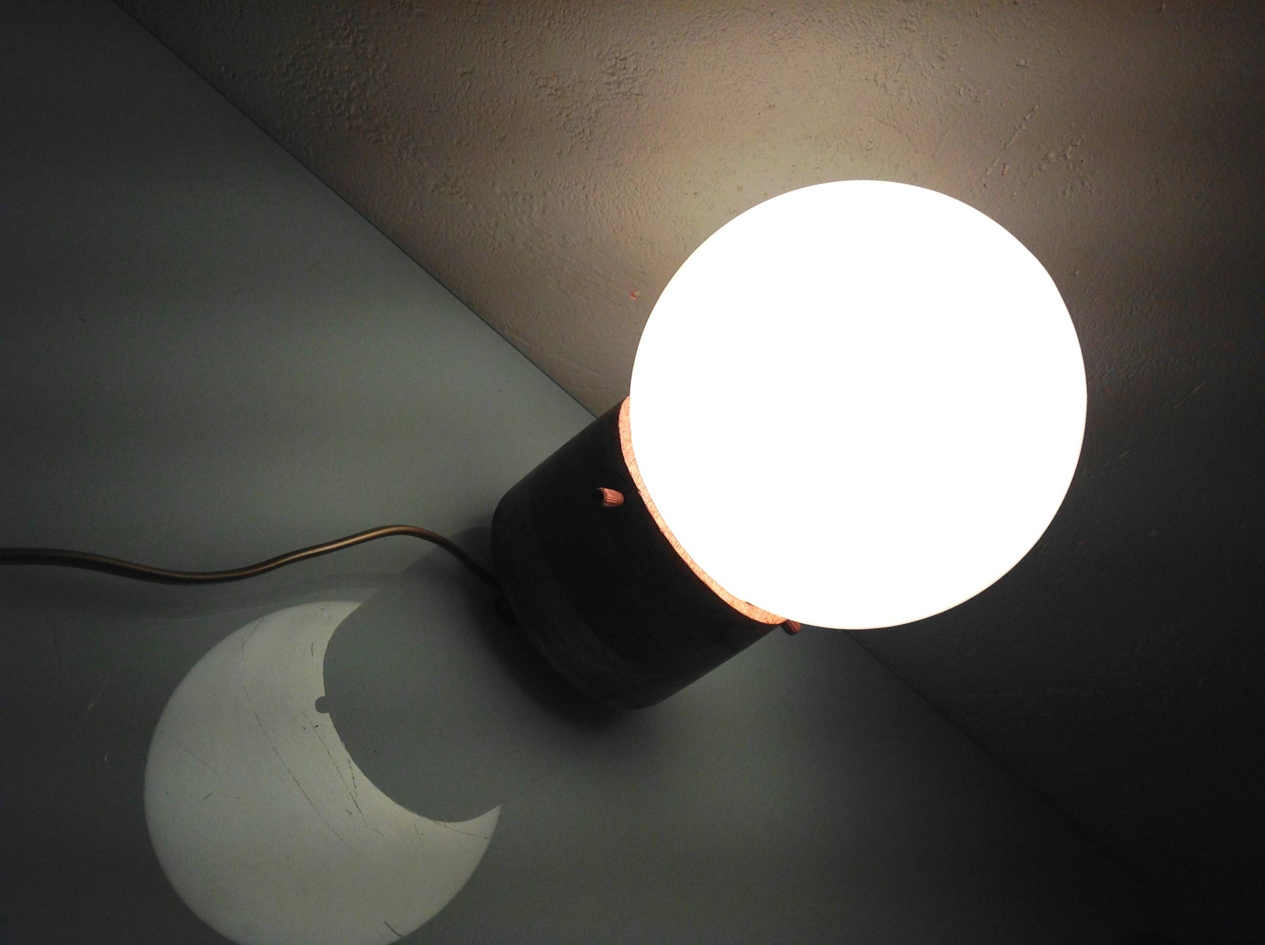 Lampe globe en opaline blanche sur socle bois