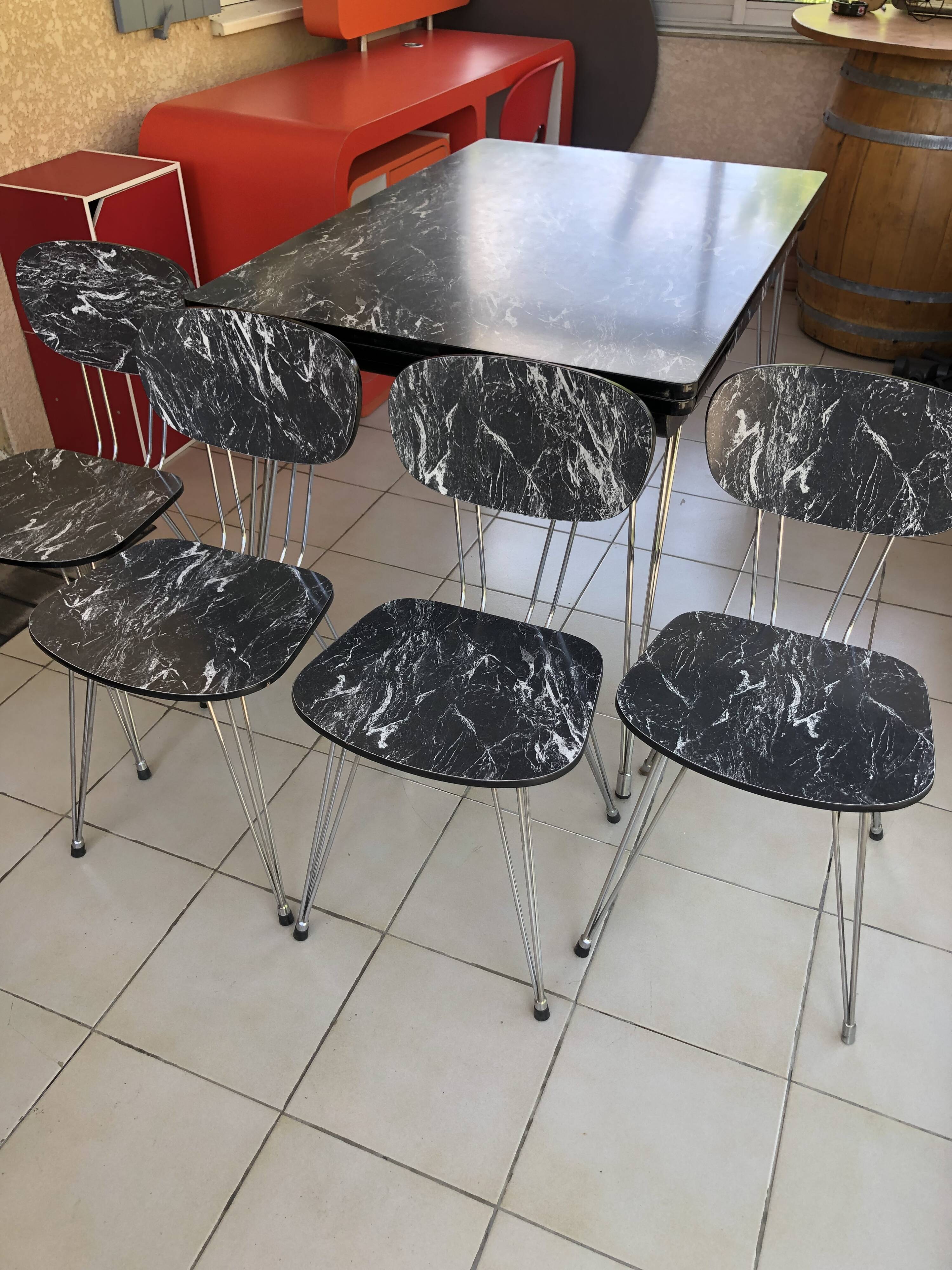 Ensemble table et 4 chaises Formica effet marbre