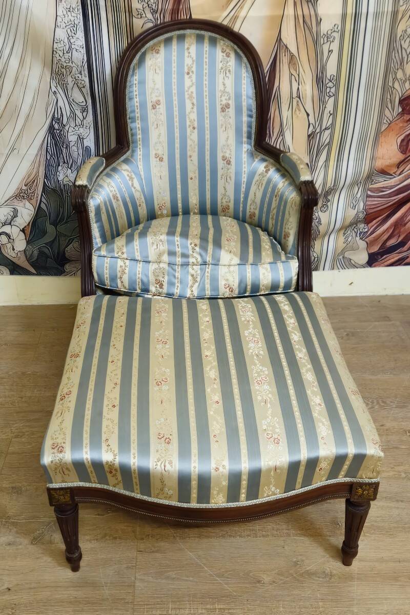 Méridienne, chaise longue style Louis XVI en noyer avec repose-pieds, XIXème s.