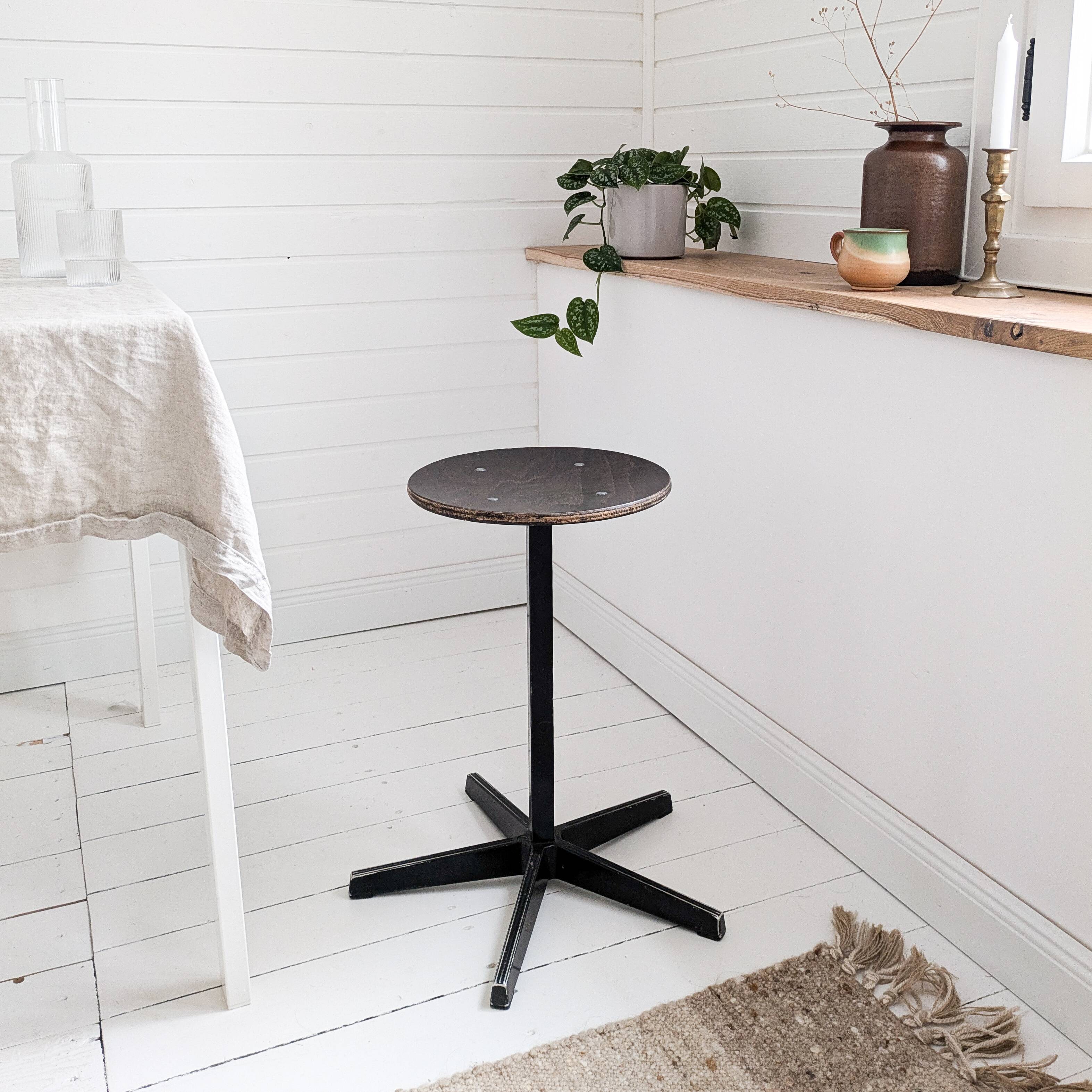 Tabouret industriel en métal, piètement étoile