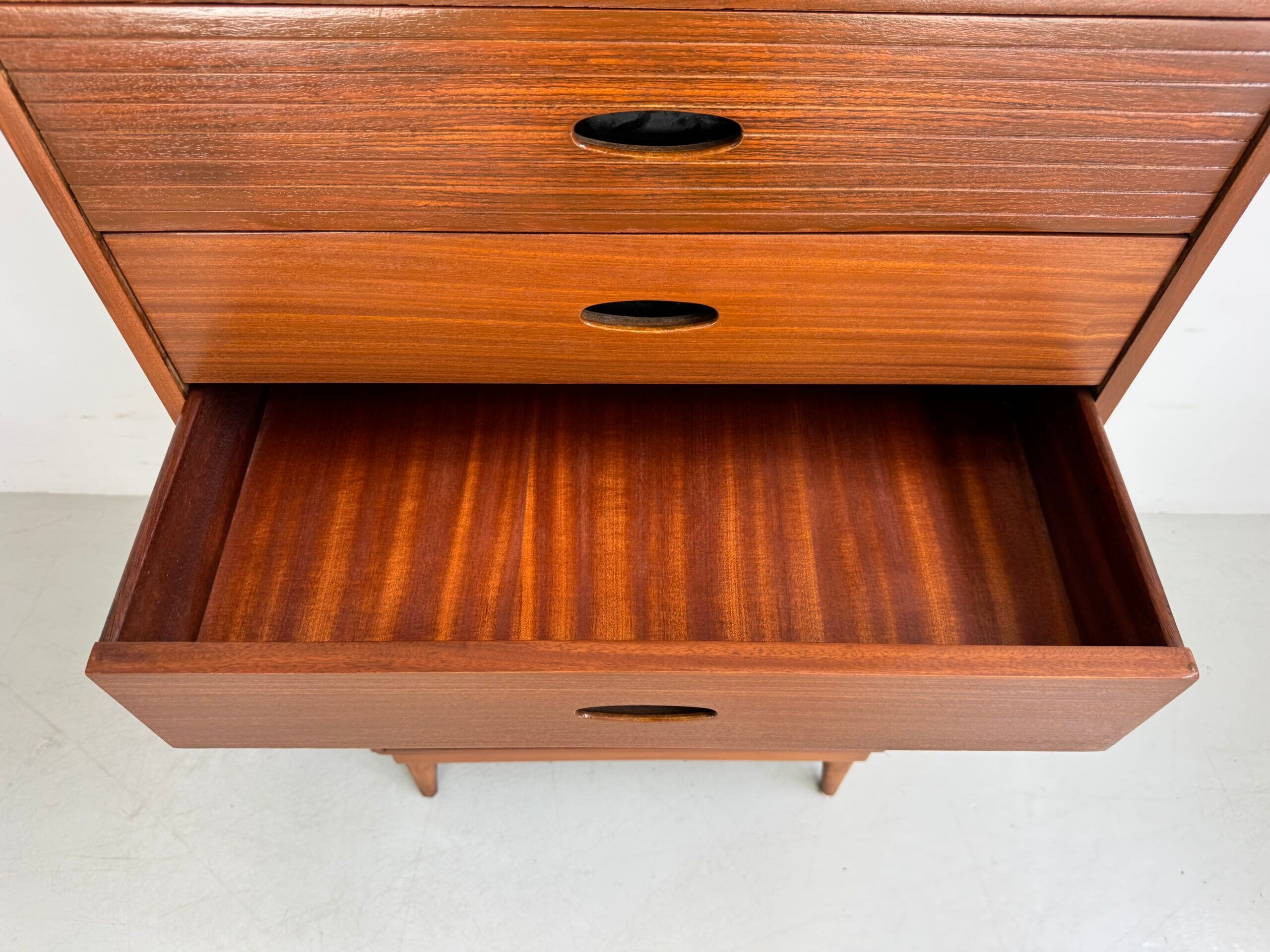 Vintage Austinsuite chest of drawers.