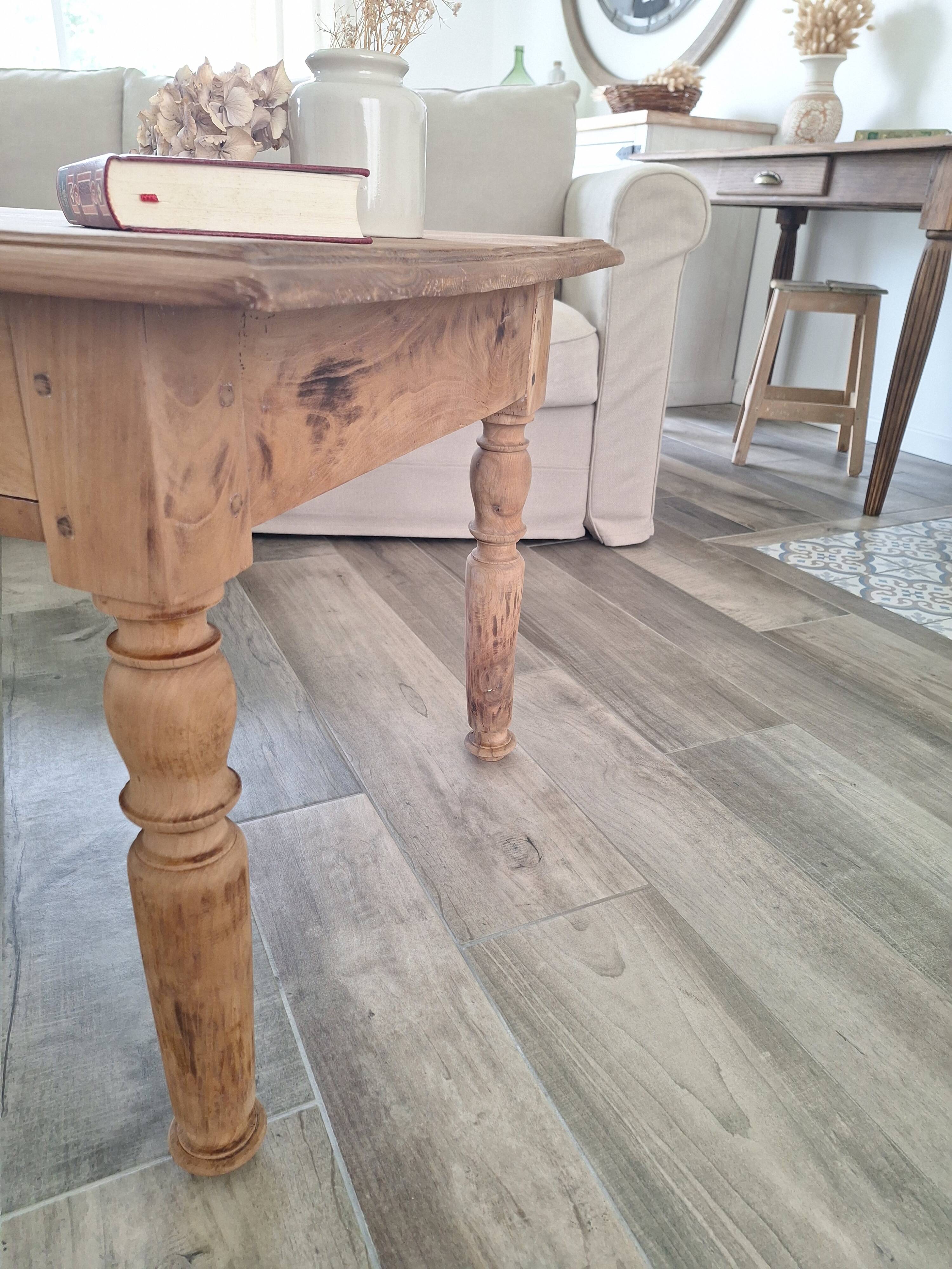 Farmhouse coffee table in solid wood, country style.