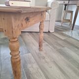 Farmhouse coffee table in solid wood, country style.