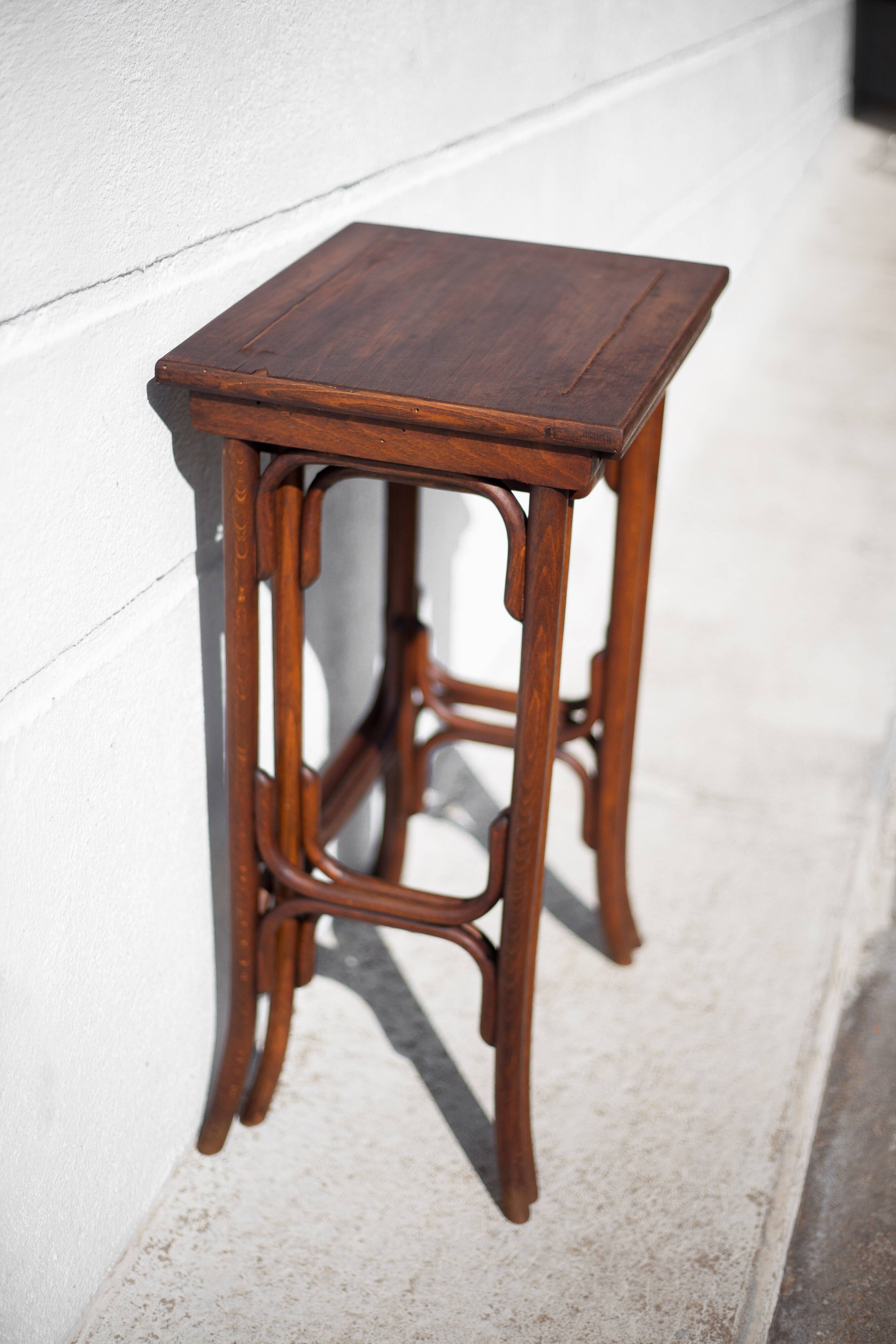 Curved wood trundle table