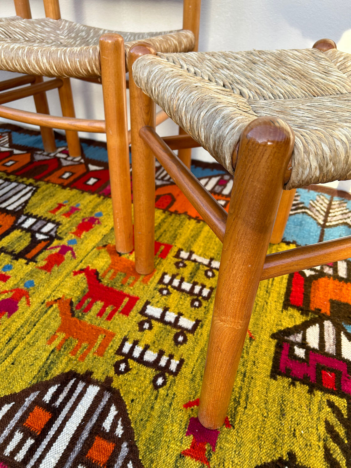 Chaises et tabourets paillés vintage