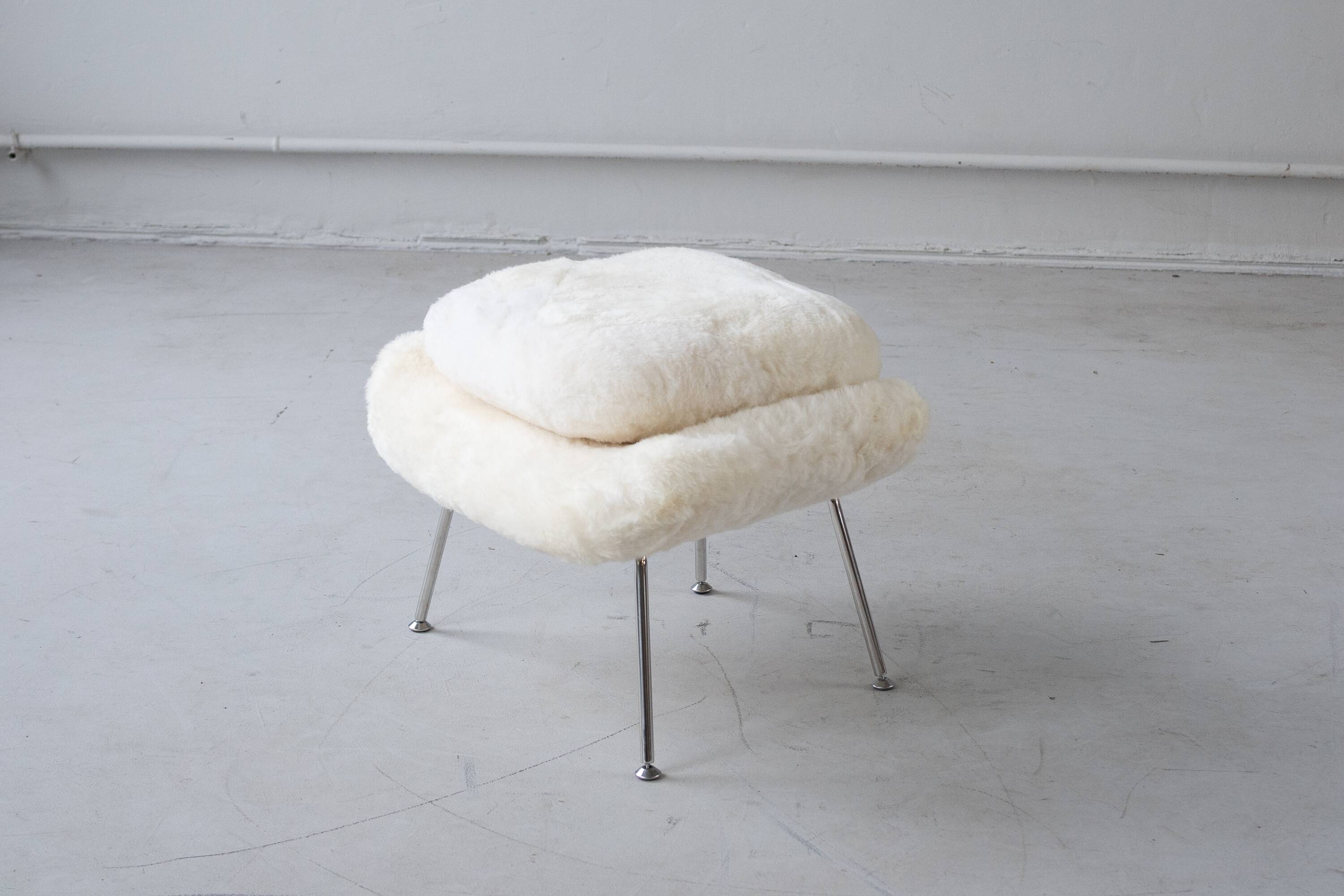 Womb Chair and Ottoman in fluffy white fabric by Eero Saarinen