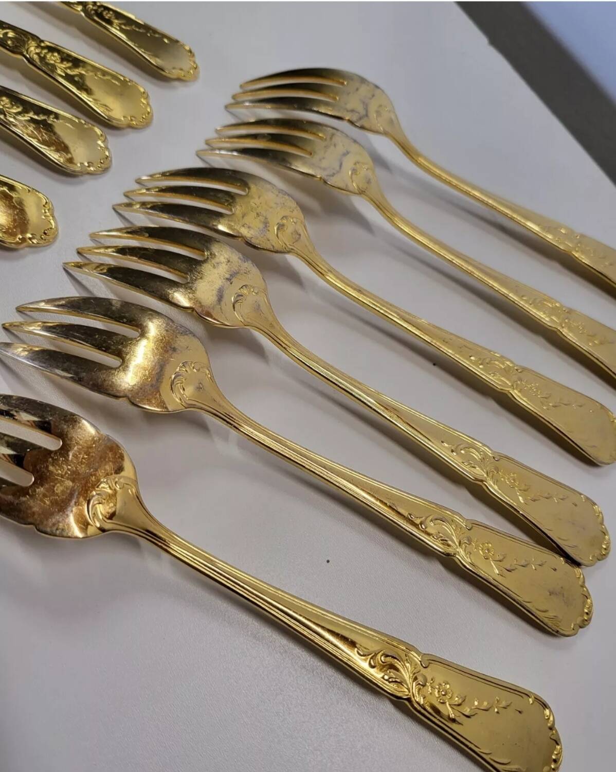 Gold metal fish cutlery, knives and forks 24 pieces