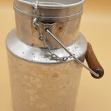 Anciens pots de lait aluminium, anse en bois, lot de 2