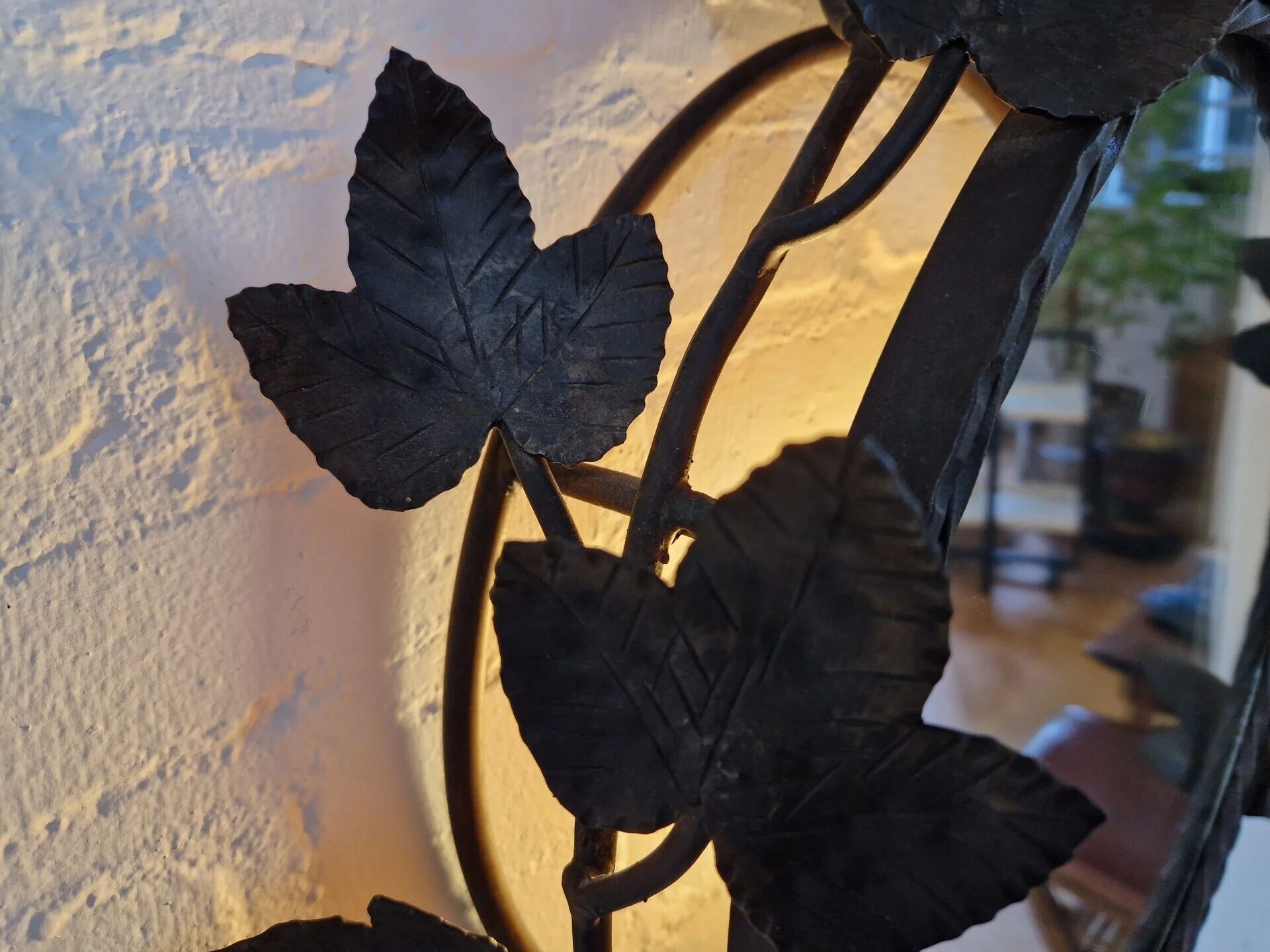 Miroir en fer forgé rétroéclairé en forme de feuille, France, années 1960