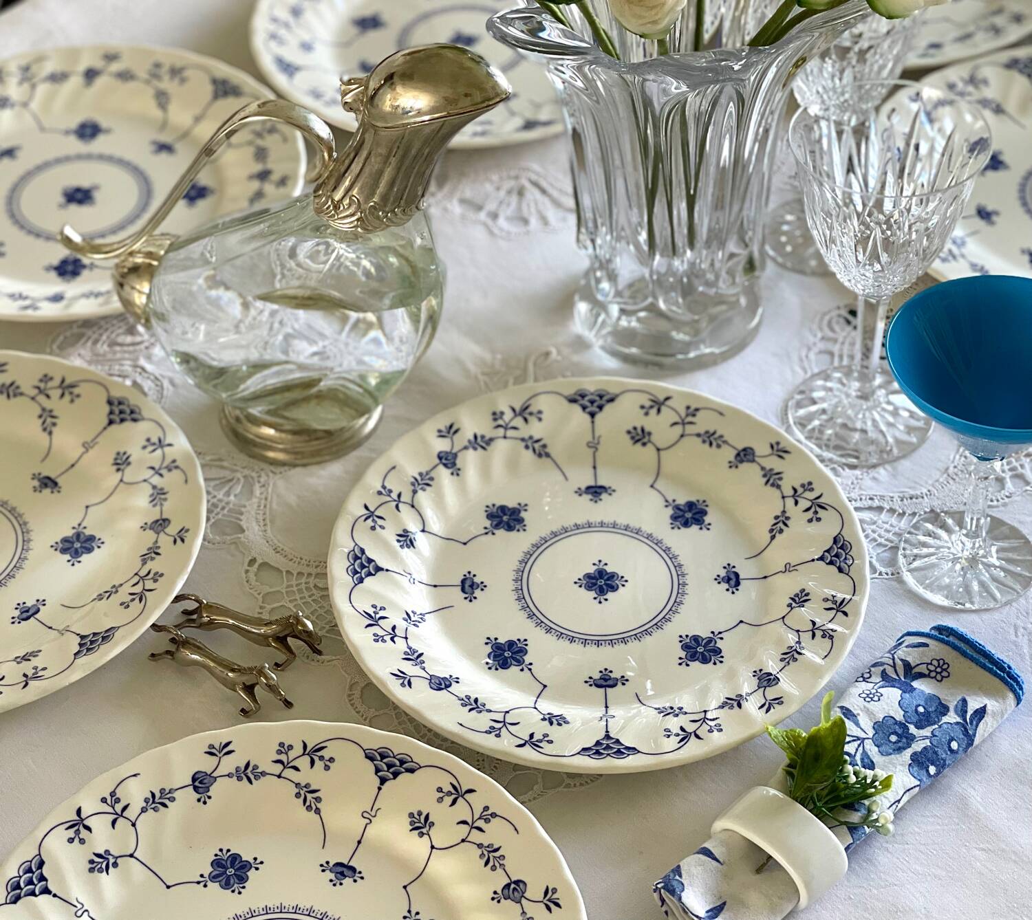 8 English dinner plates
