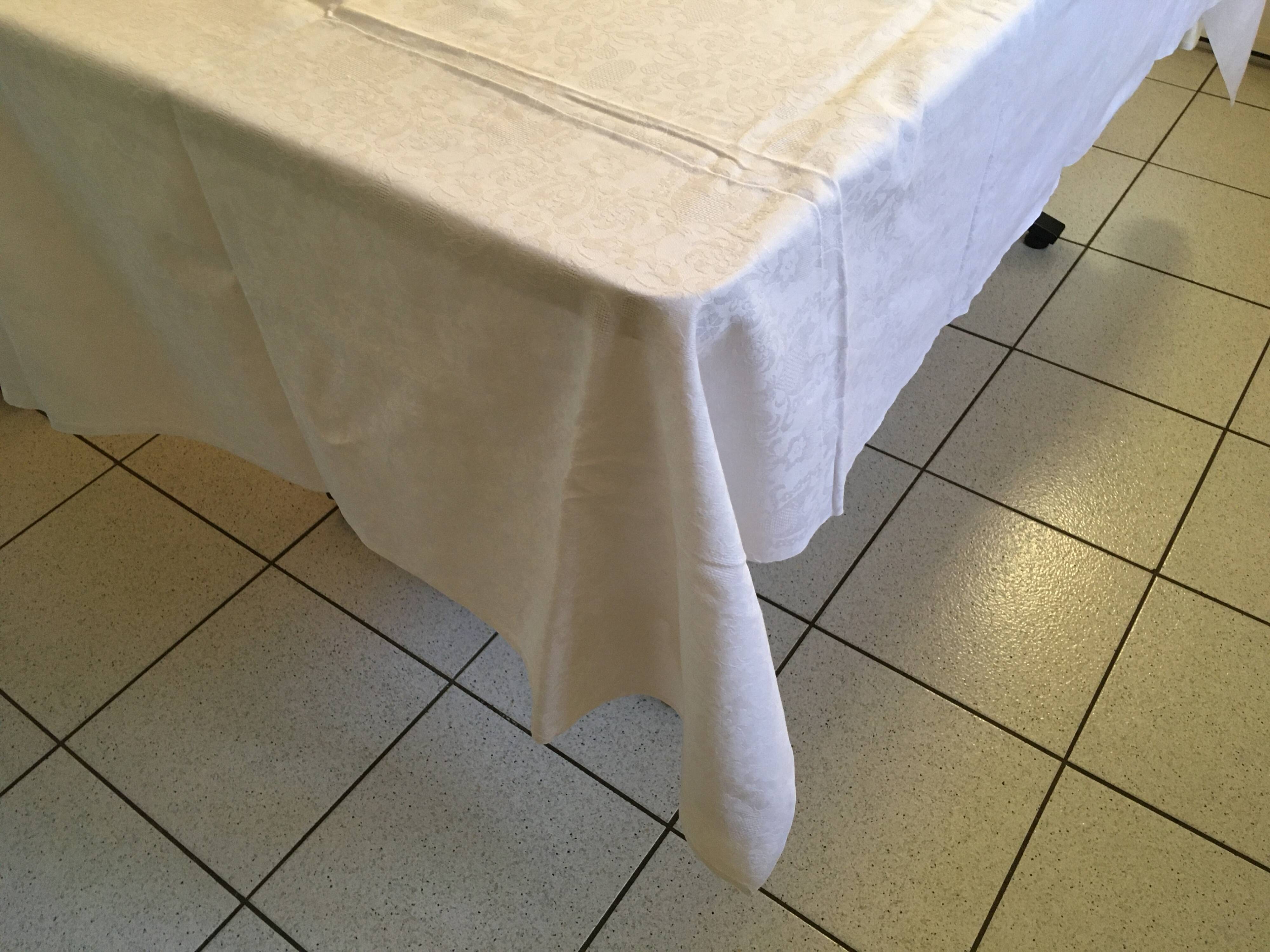 Nappe damassée 130 X 225 volutes et motifs ajourés