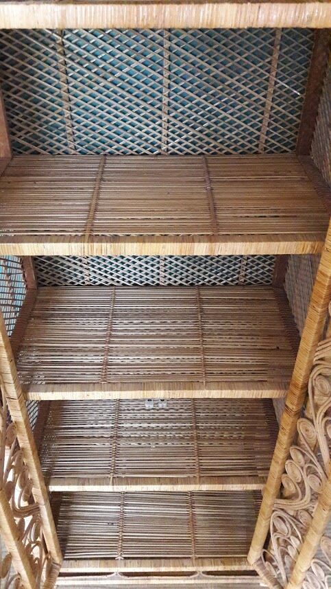 Shelf rattan peacock
