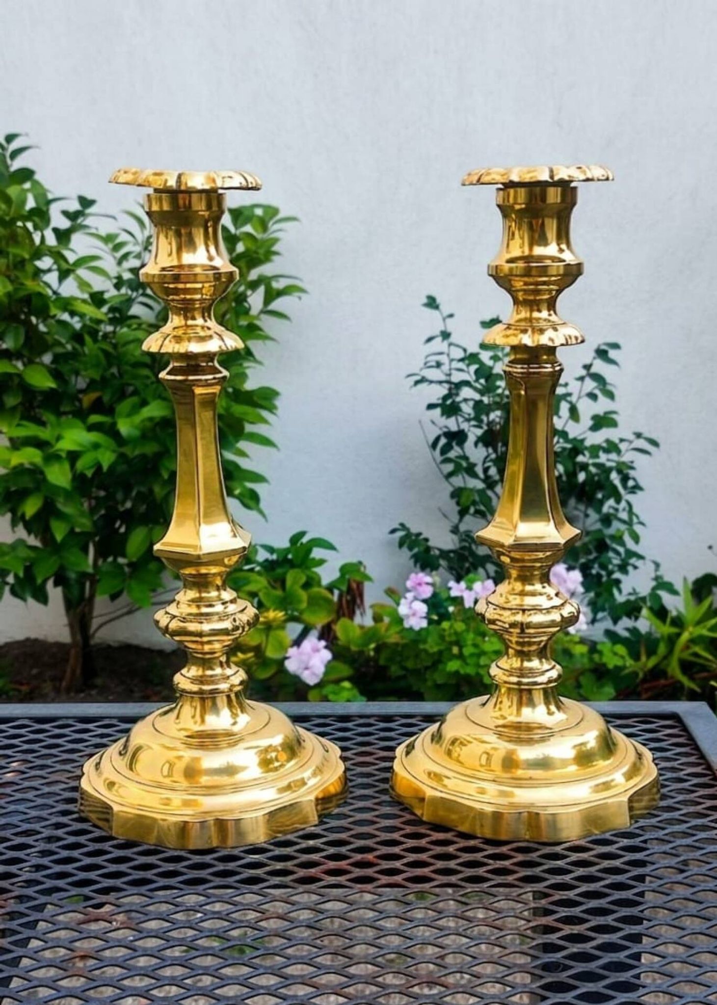 Paire de bougeoirs dorés