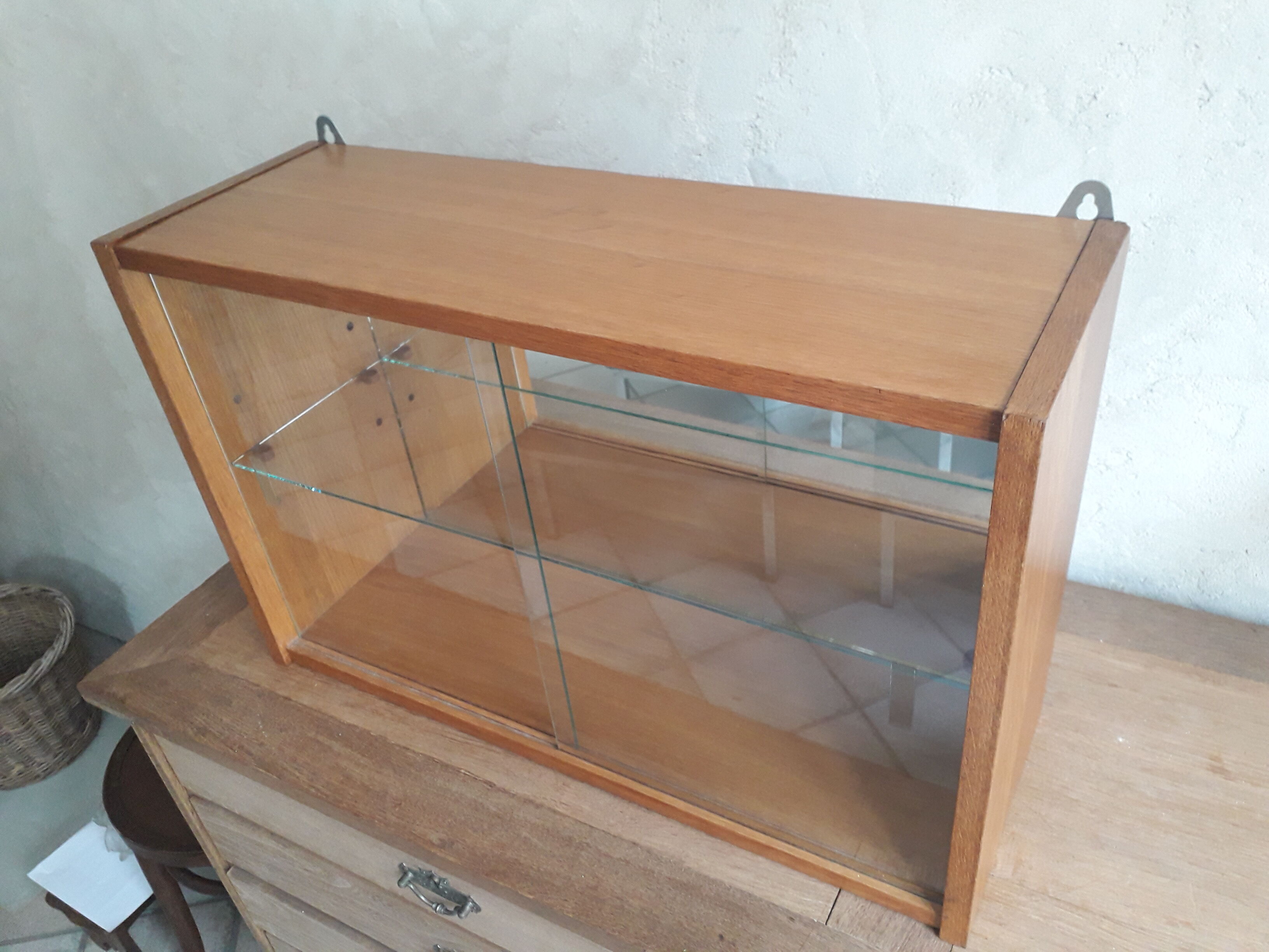 Wall display case in vintage oak veneer
