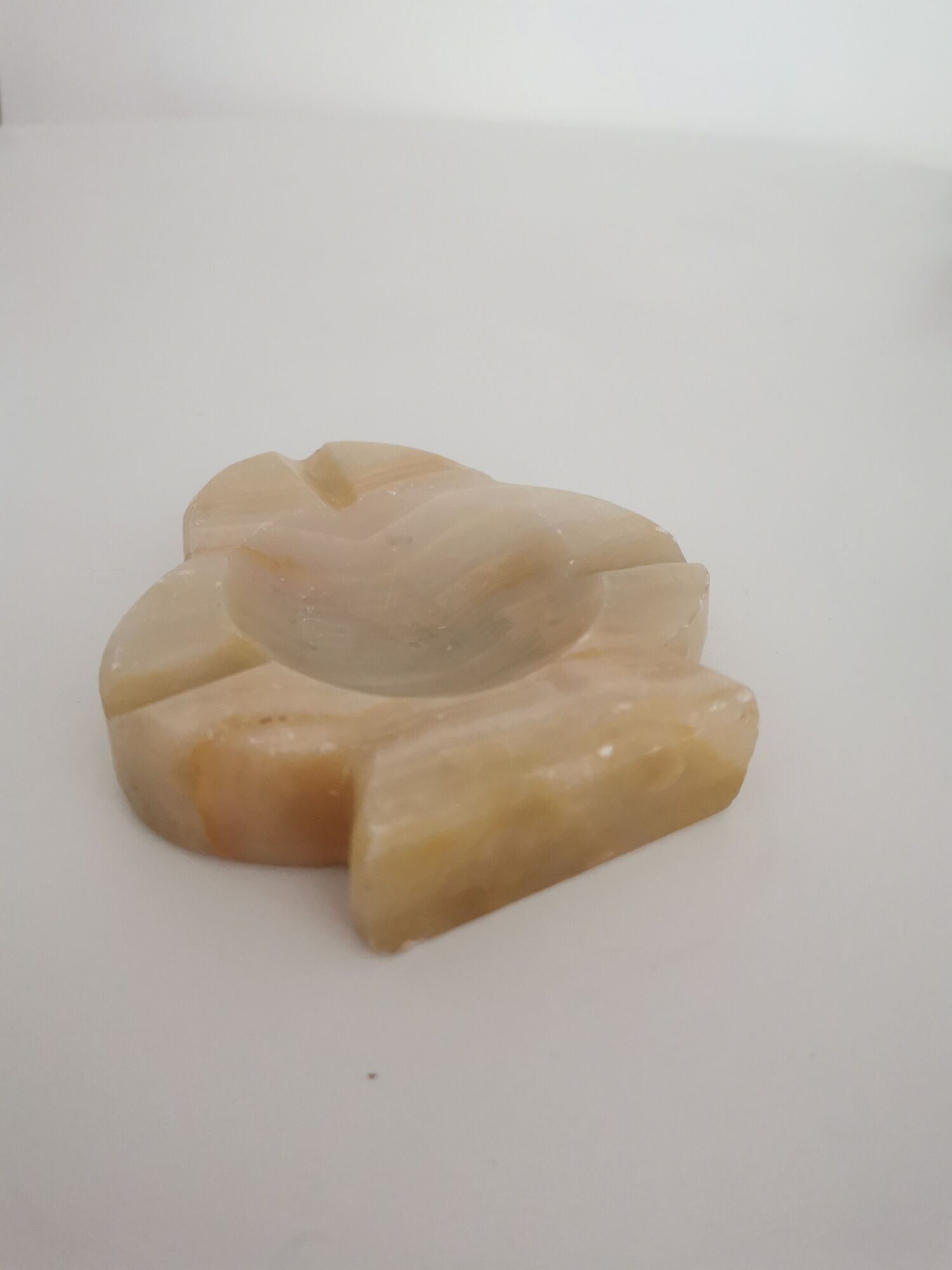 Cendrier sculpté en onyx aux tons blancs et dorés vintage