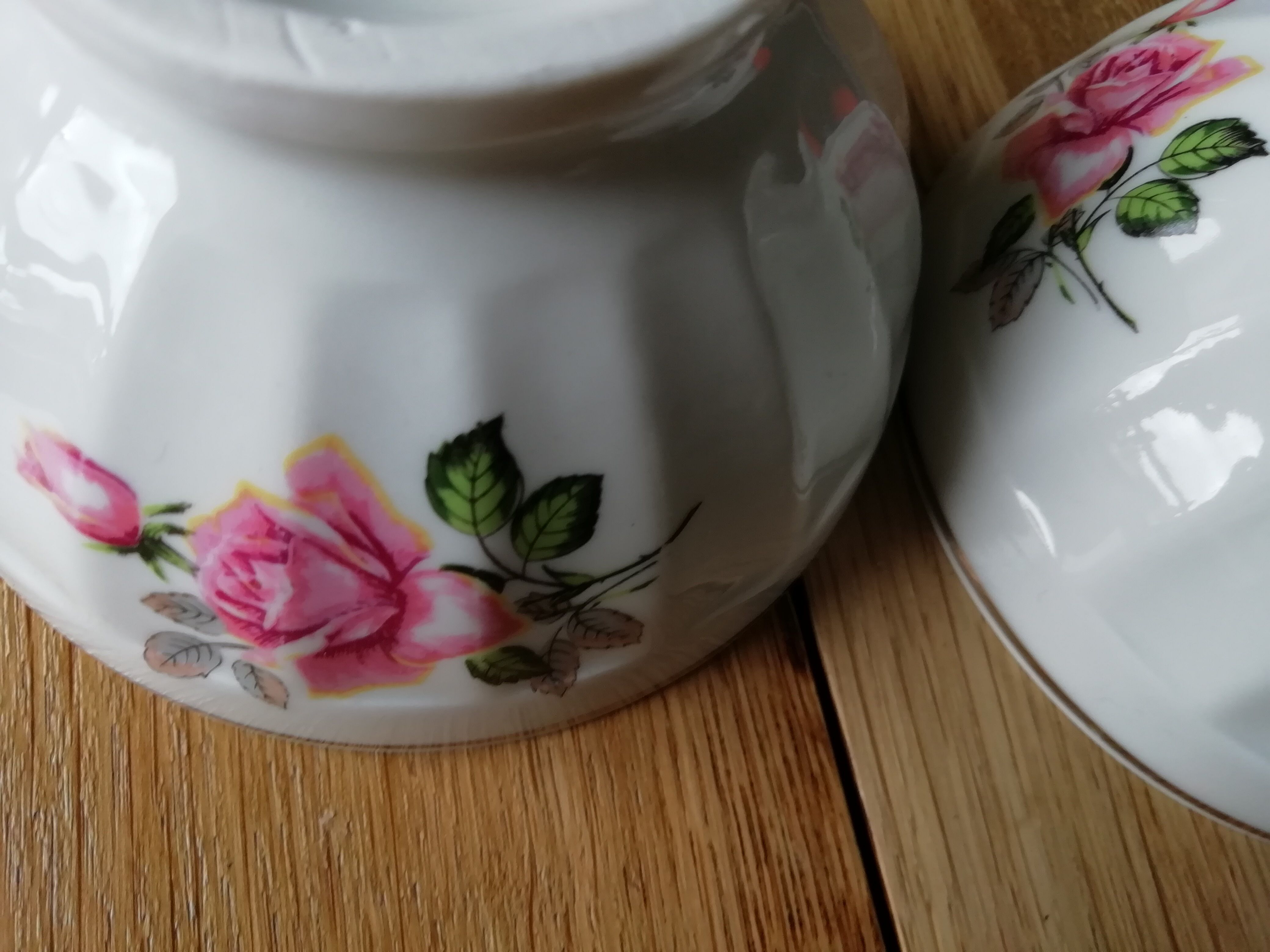 Lot of 2 bowls with pink decor facets