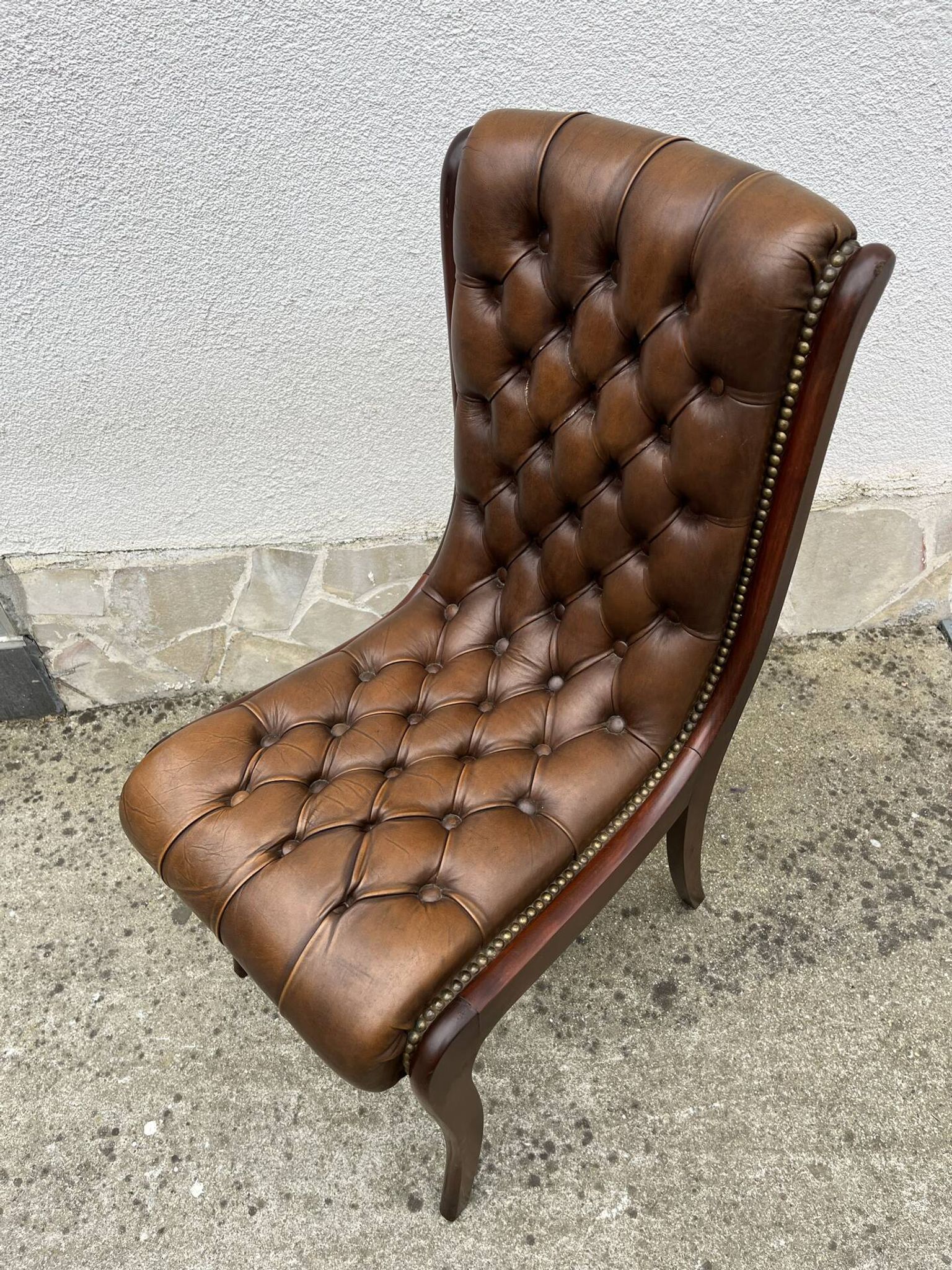 Chaise Chesterfield en cuir brun capitonné