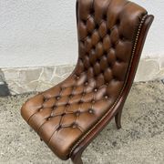 Chaise Chesterfield en cuir brun capitonné