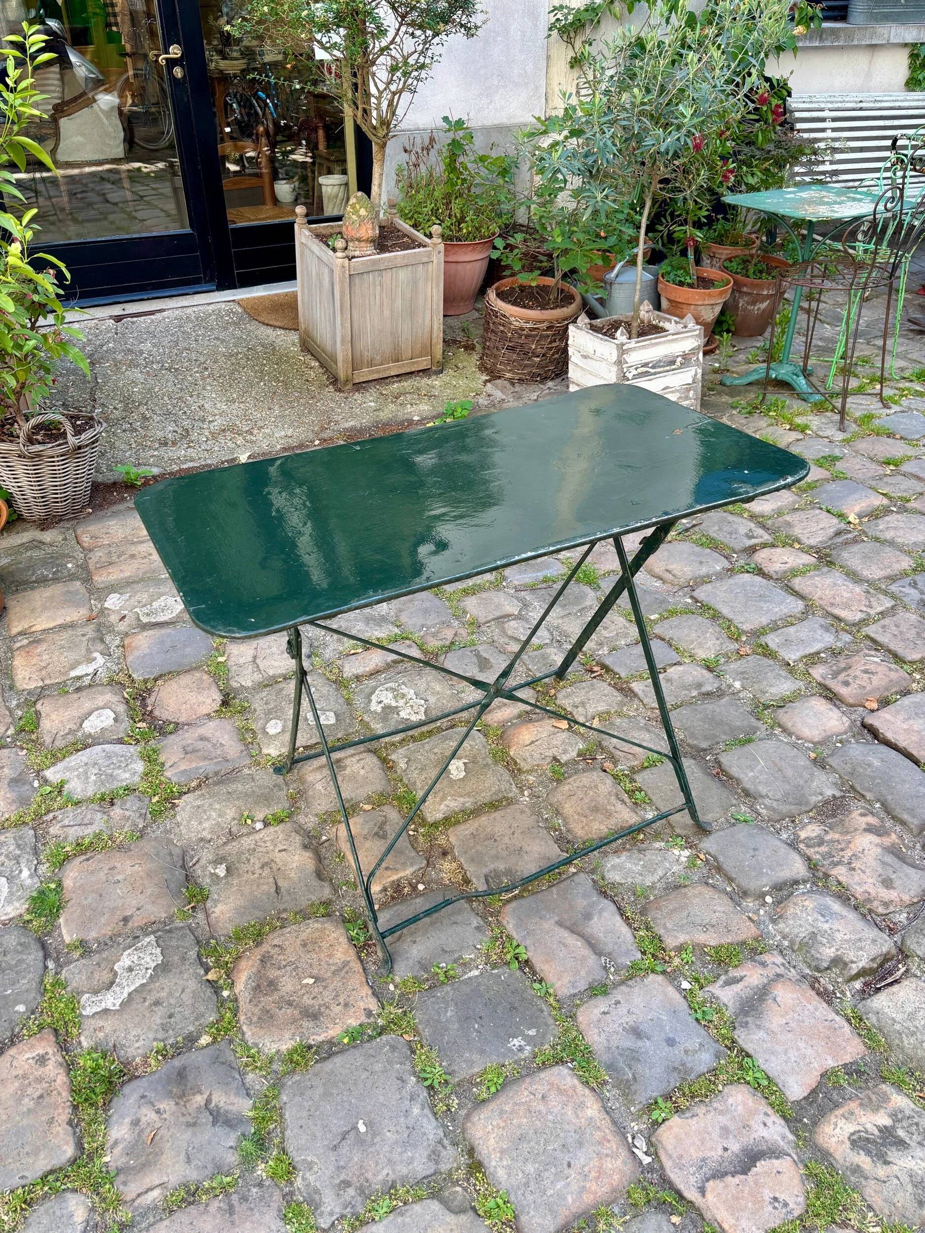 Salon de jardin, table et 4 chaises pliantes en métal vert