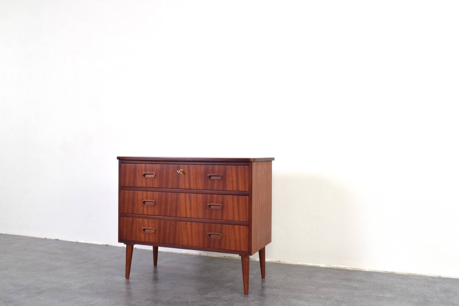 Commode danoise en teck du milieu du siècle, années 1960.