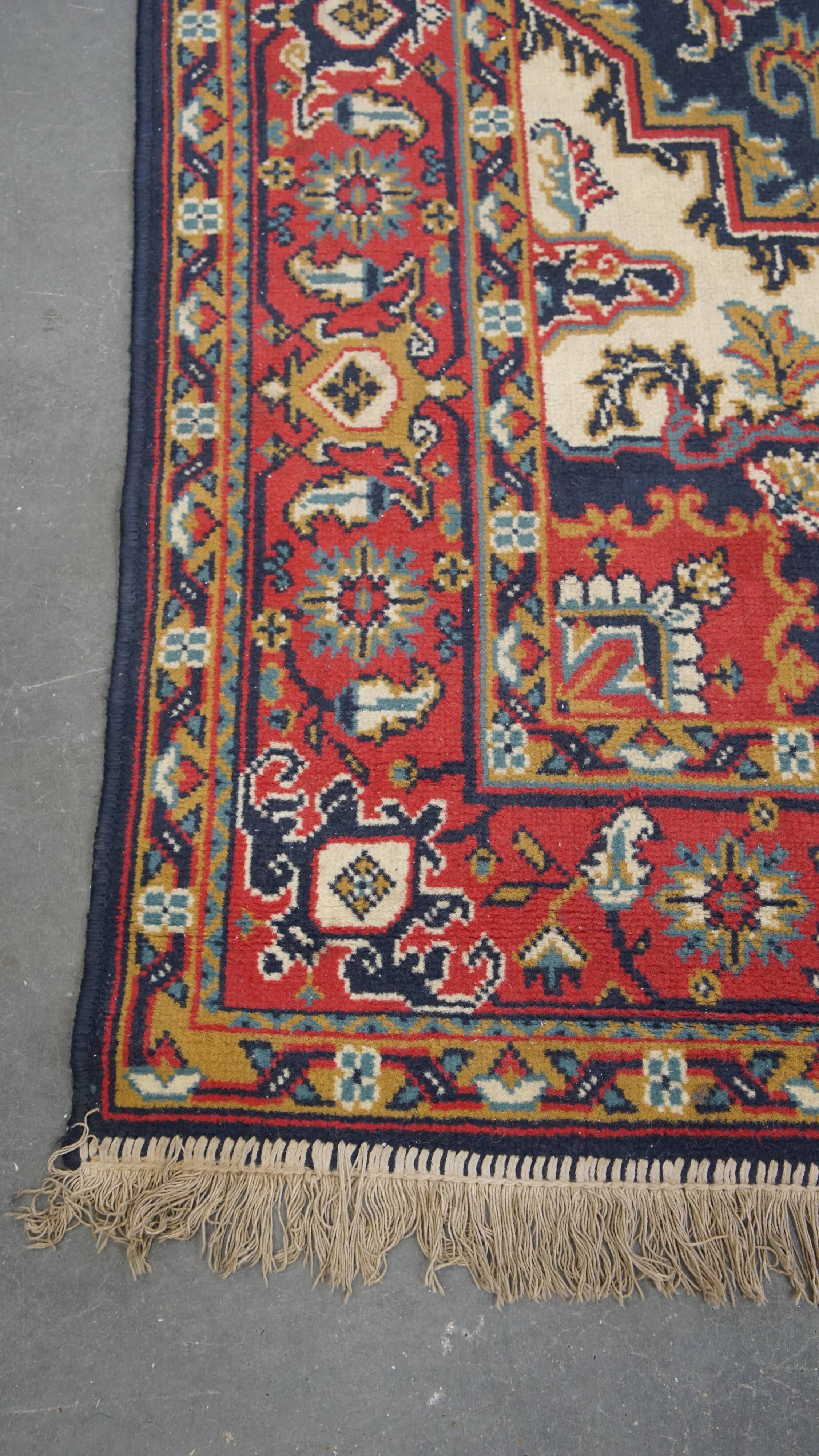 Tapis vintage en rouge et bleu foncé – 236x170 cm