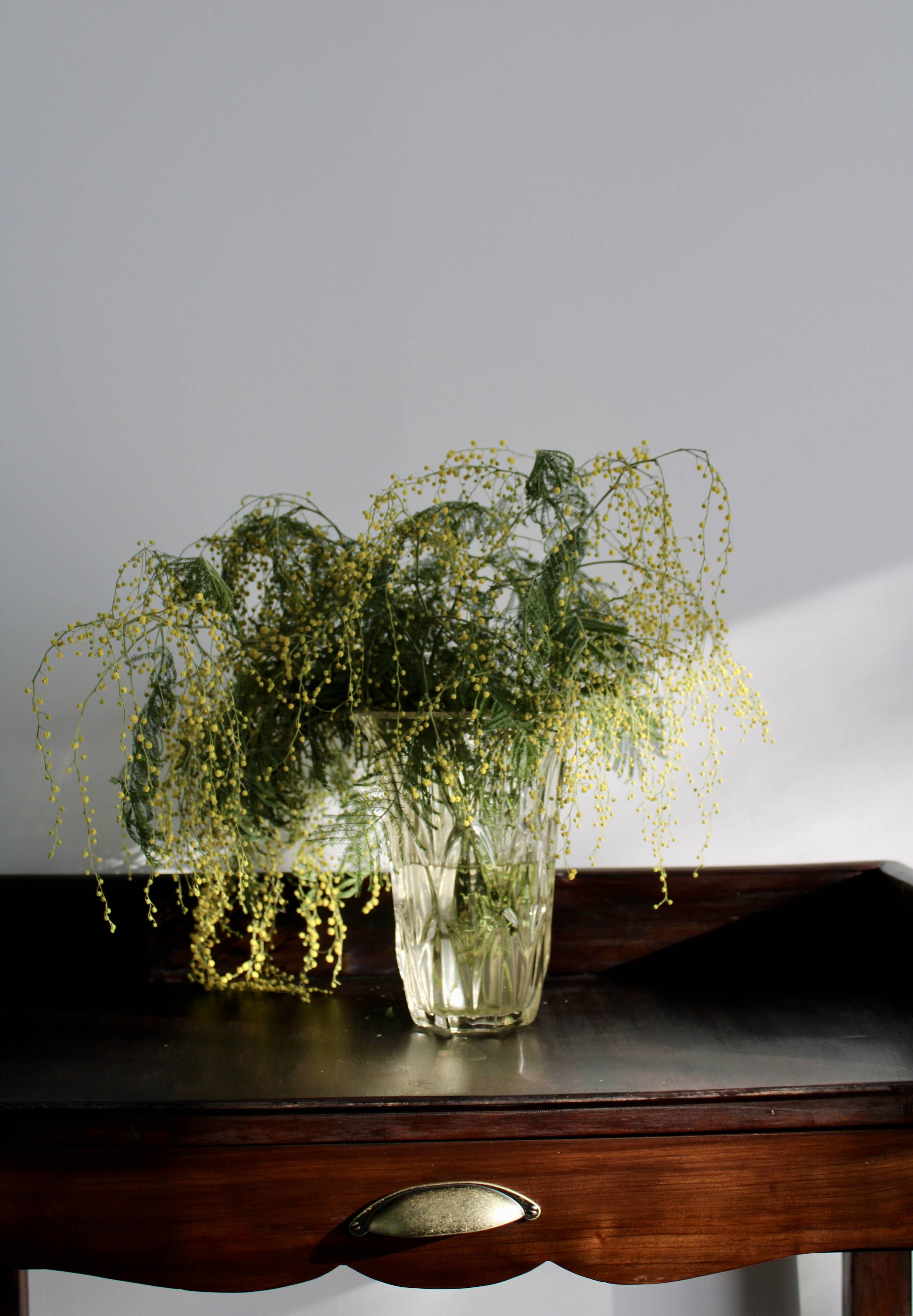 Pressed glass vase - Leaf pattern