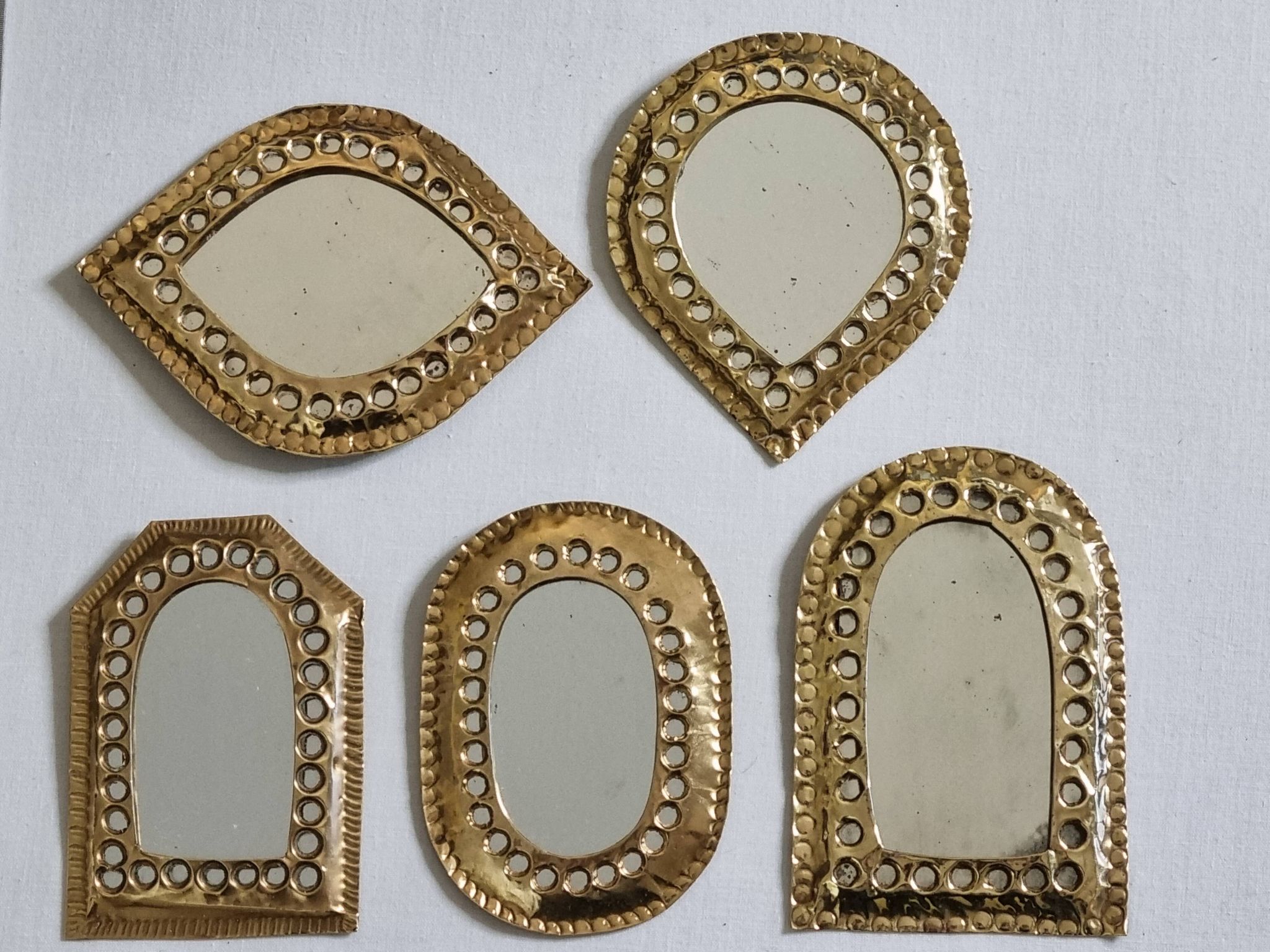 Set of 5 small openwork brass mirrors, Moroccan craftsmanship, 7 x 10 cm.