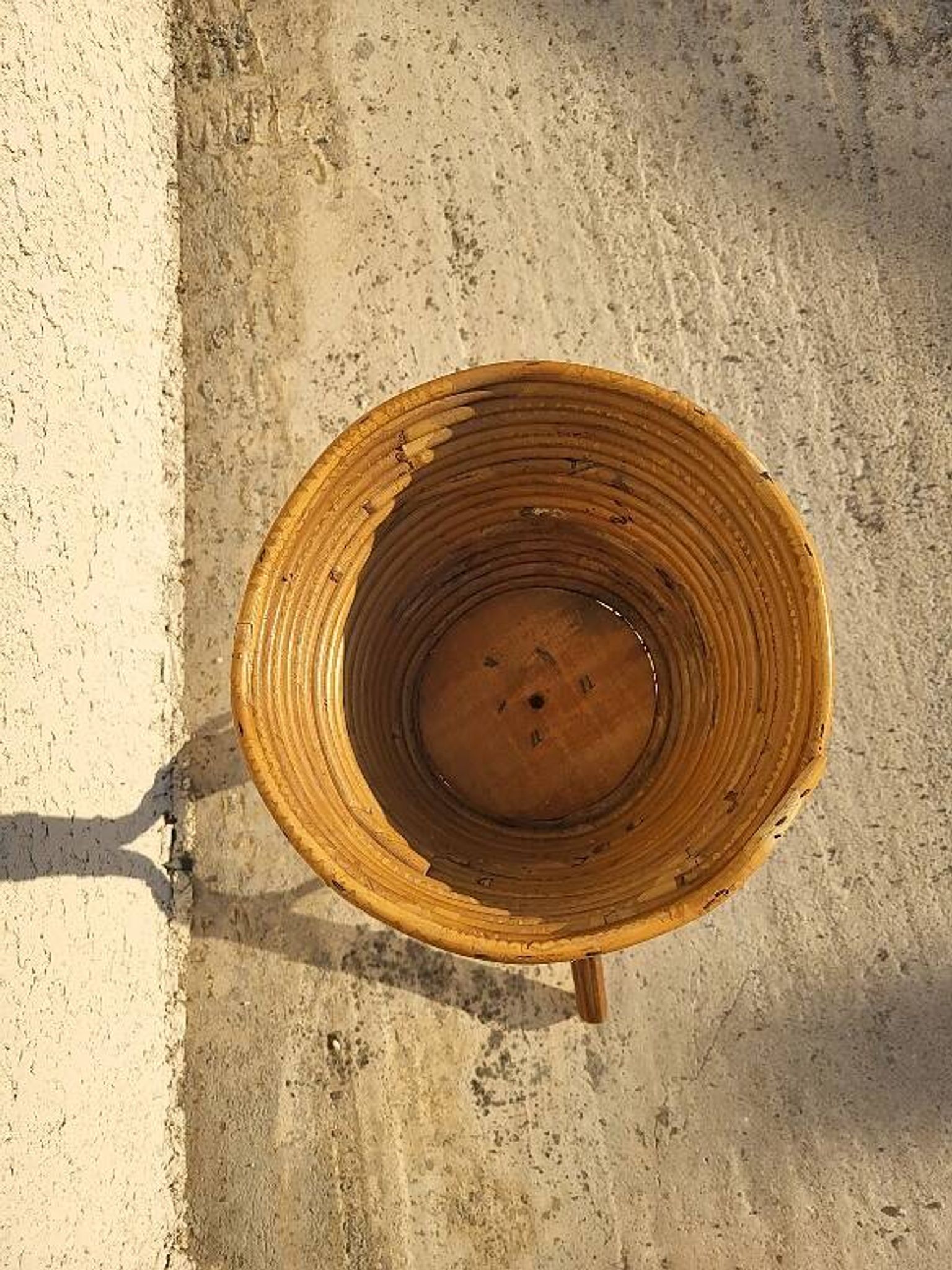 PORTE POT DE FLEUR EN ROTIN 1960