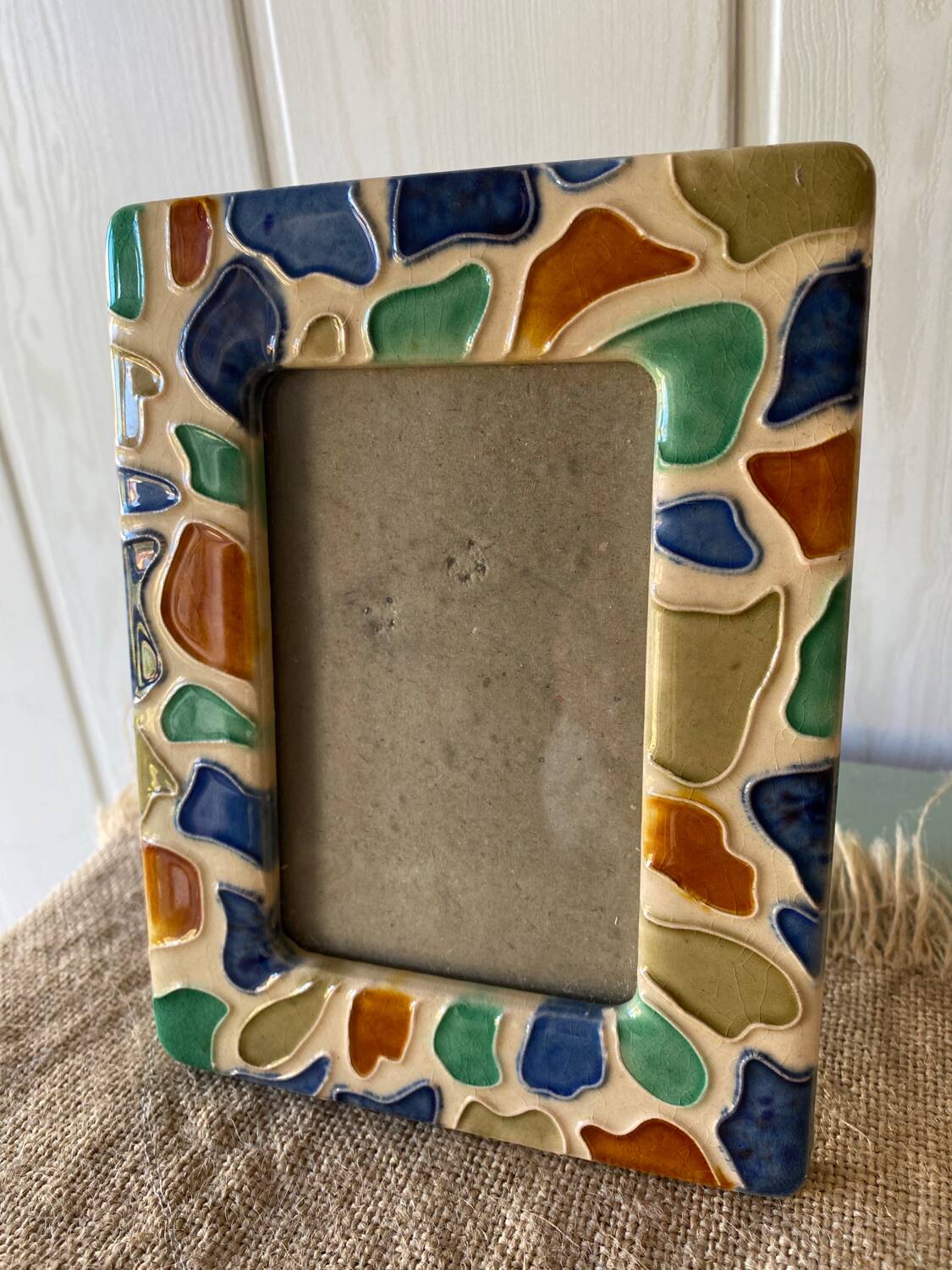 Enamelled ceramic frame