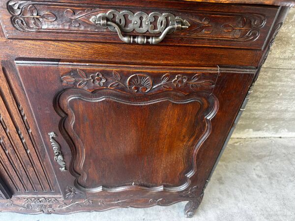 Buffet deux corps ancien en chêne sculpté – Style Louis XV – Vaisselie