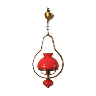 Suspension baroque support laiton doré corolle et boule en verre rouge