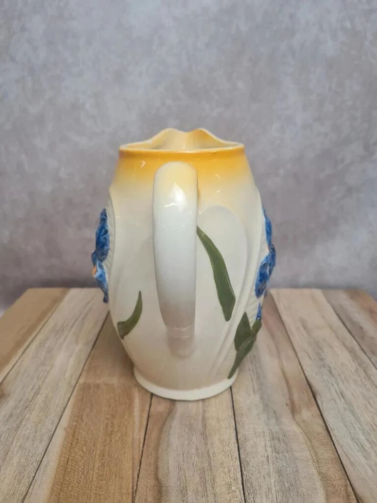 Pichet en barbotine vintage décor iris bleu