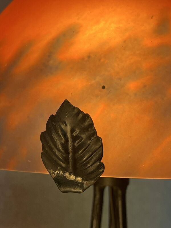 Lampe champignon contemporaine, piétement fer forgé et obus en verre orange nuancé de bleu dans le style art déco