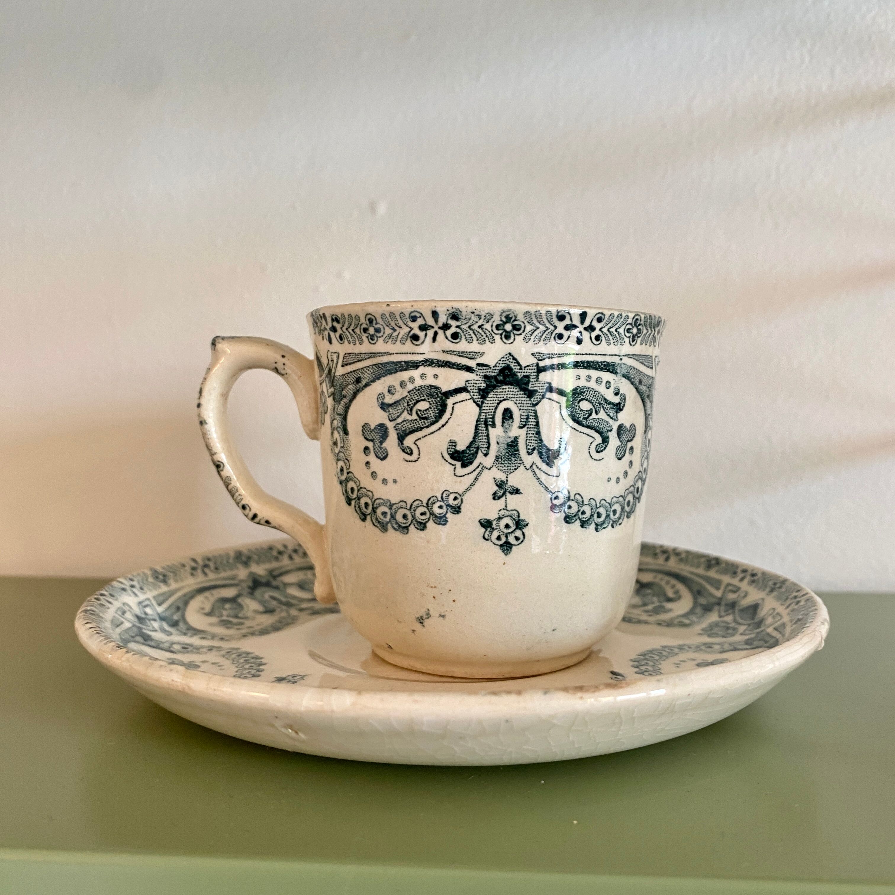 Tasse ancienne en terre de fer modèle guirlande de au planteur de caïffa