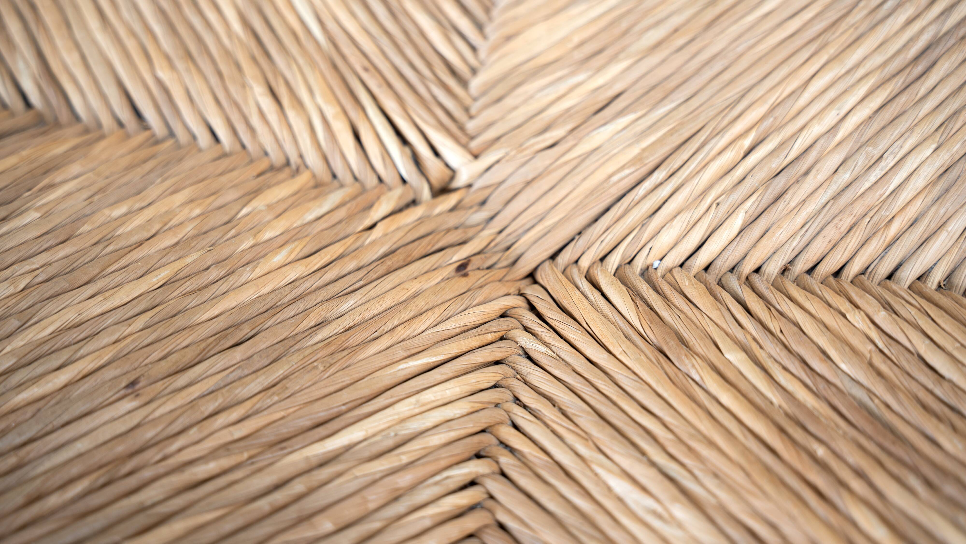 Ensemble de six chaises de salle à manger françaises à dossier haut