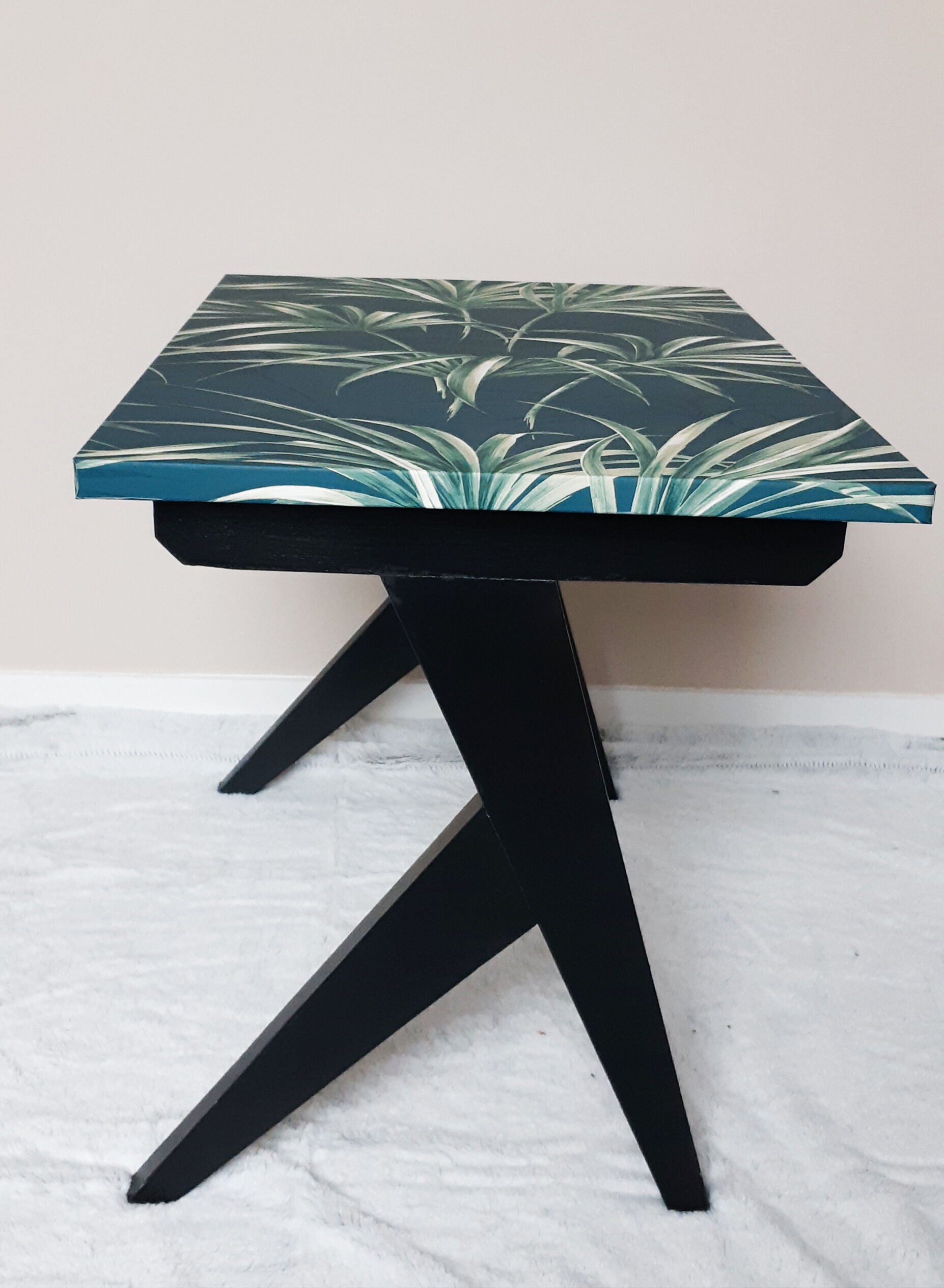 Low table feet compass